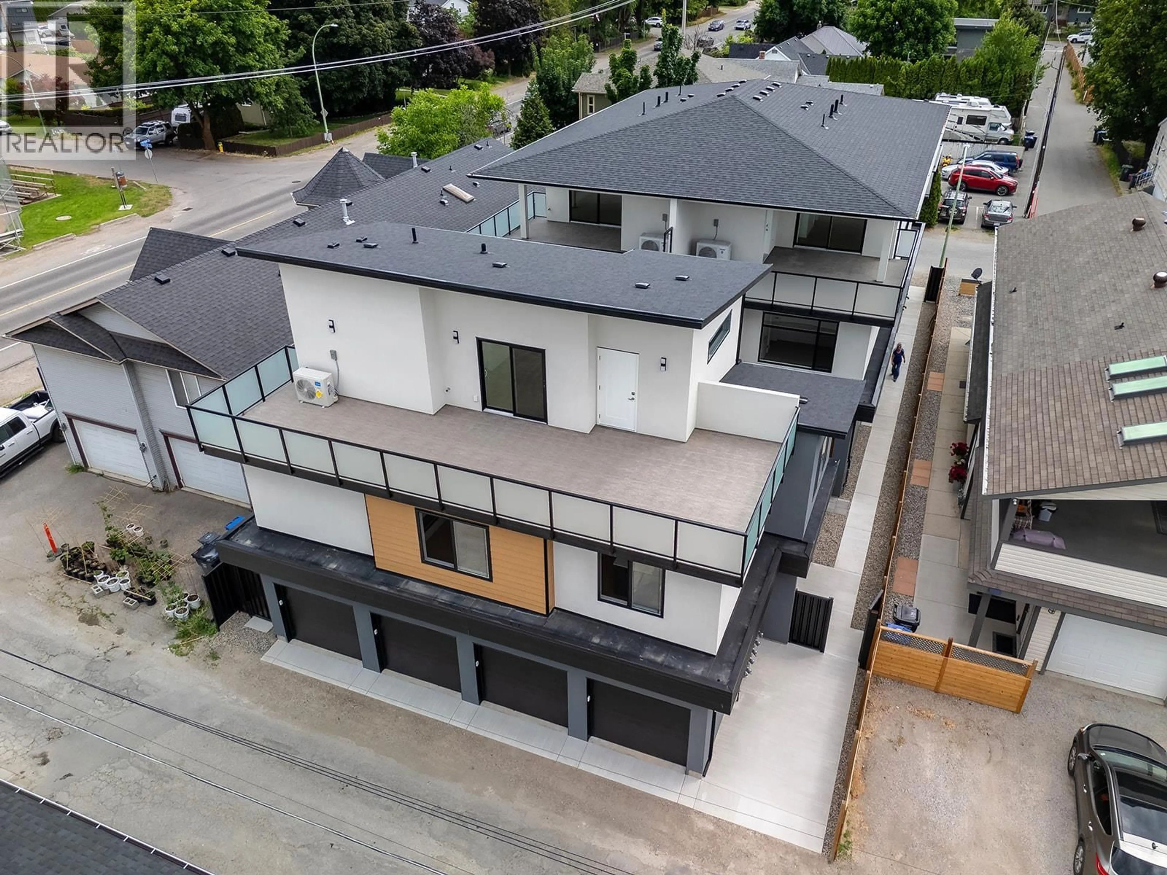 A pic from outside/outdoor area/front of a property/back of a property/a pic from drone, street for 5 - 662 BIRCH AVENUE, Kelowna British Columbia V1Y3H1