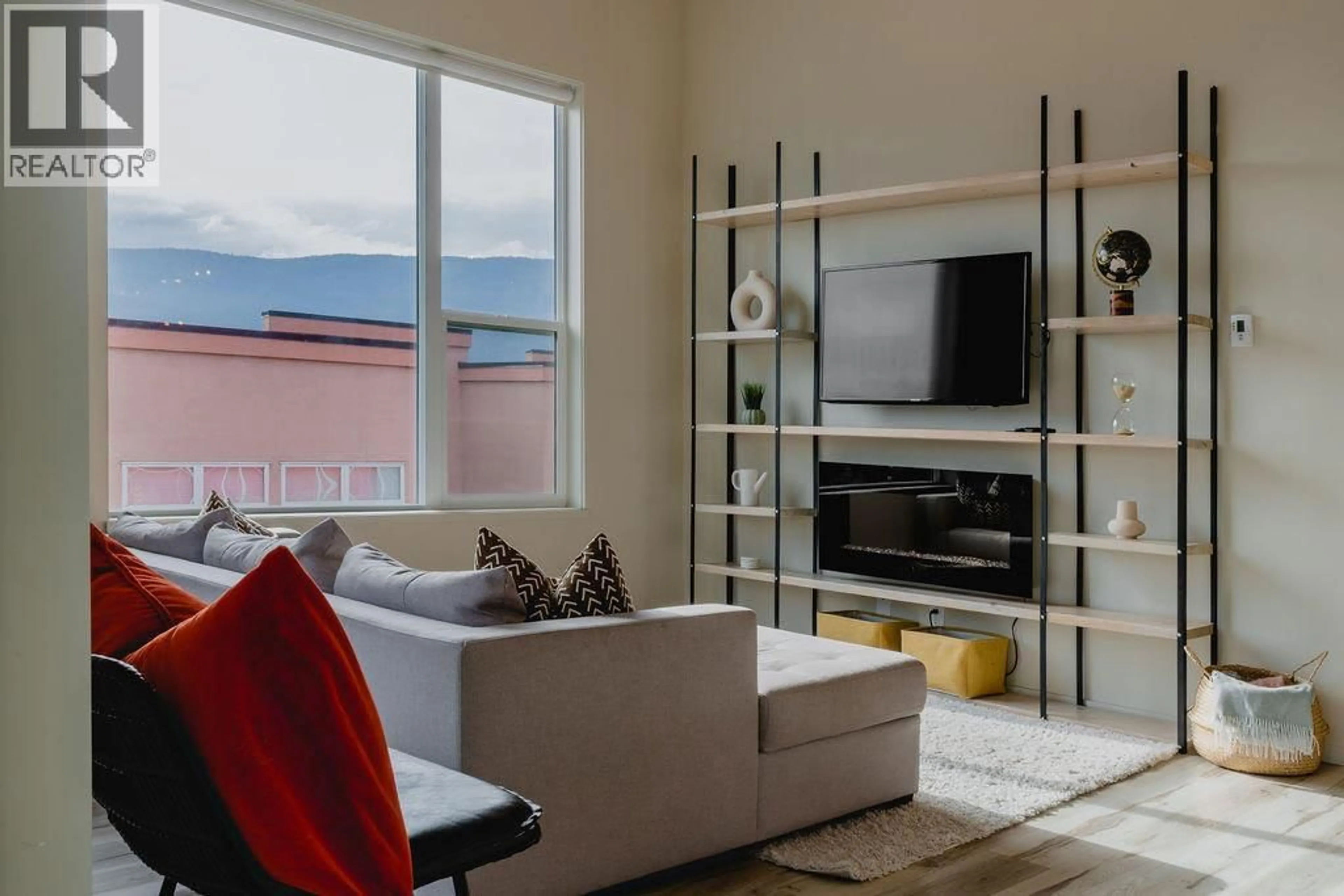Living room with furniture, unknown for 614 - 1350 ST PAUL STREET, Kelowna British Columbia V1Y2E1