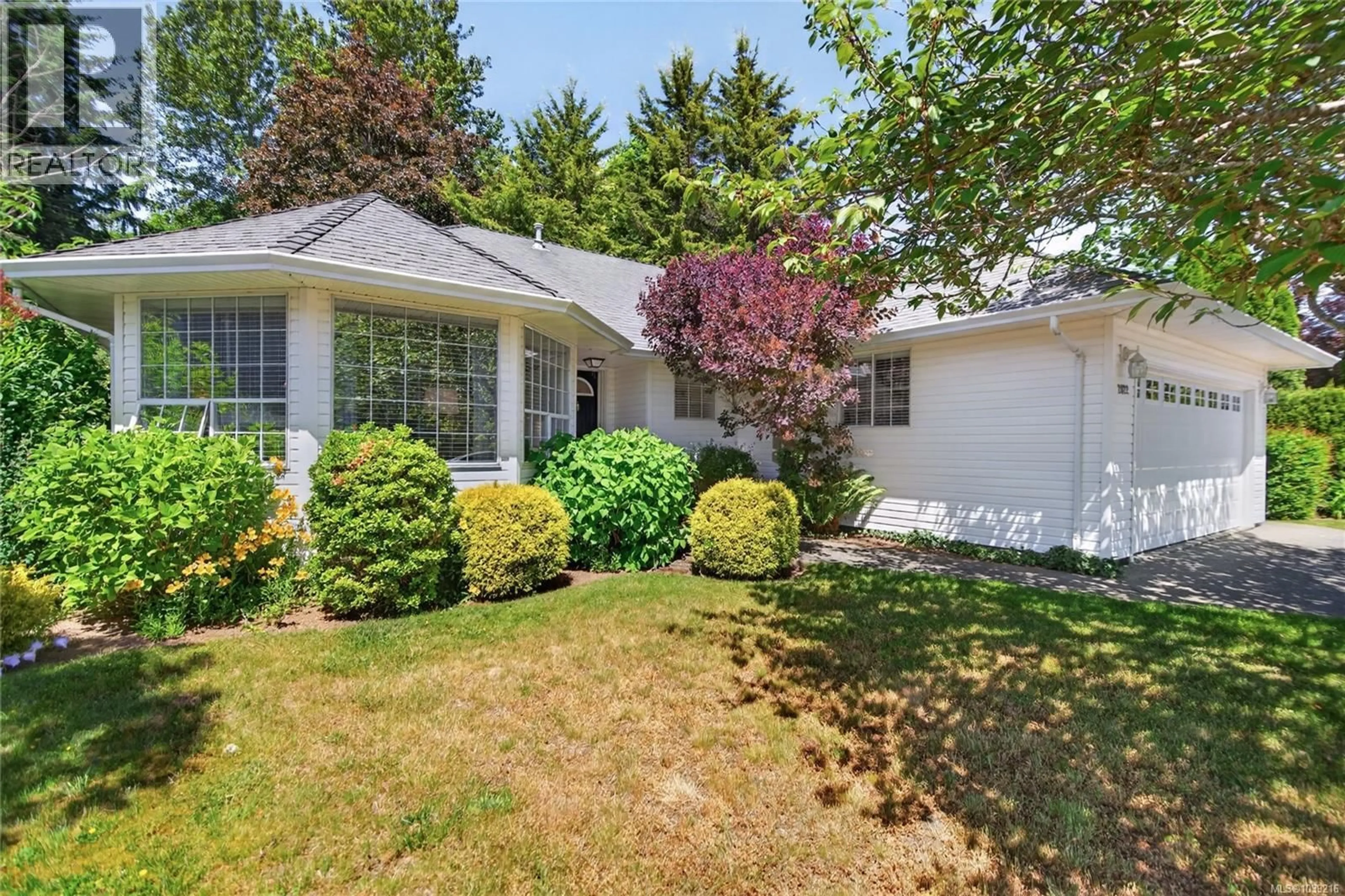 Home with vinyl exterior material, street for 2022 VALLEY VIEW DRIVE, Courtenay British Columbia V9N8M4