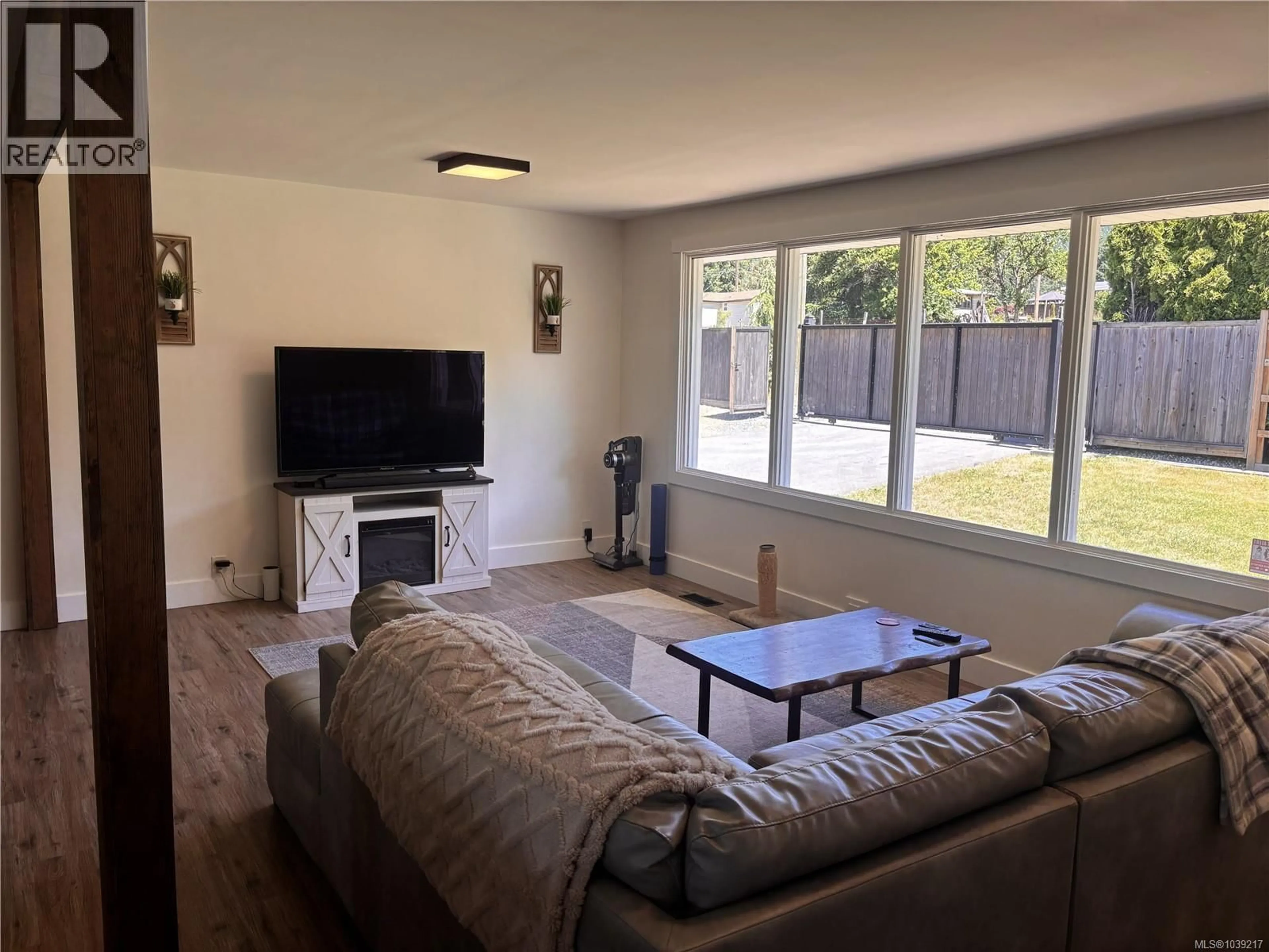 Living room with furniture, unknown for 5054 DUNDALK AVENUE NORTH, Port Alberni British Columbia V9Y8P8