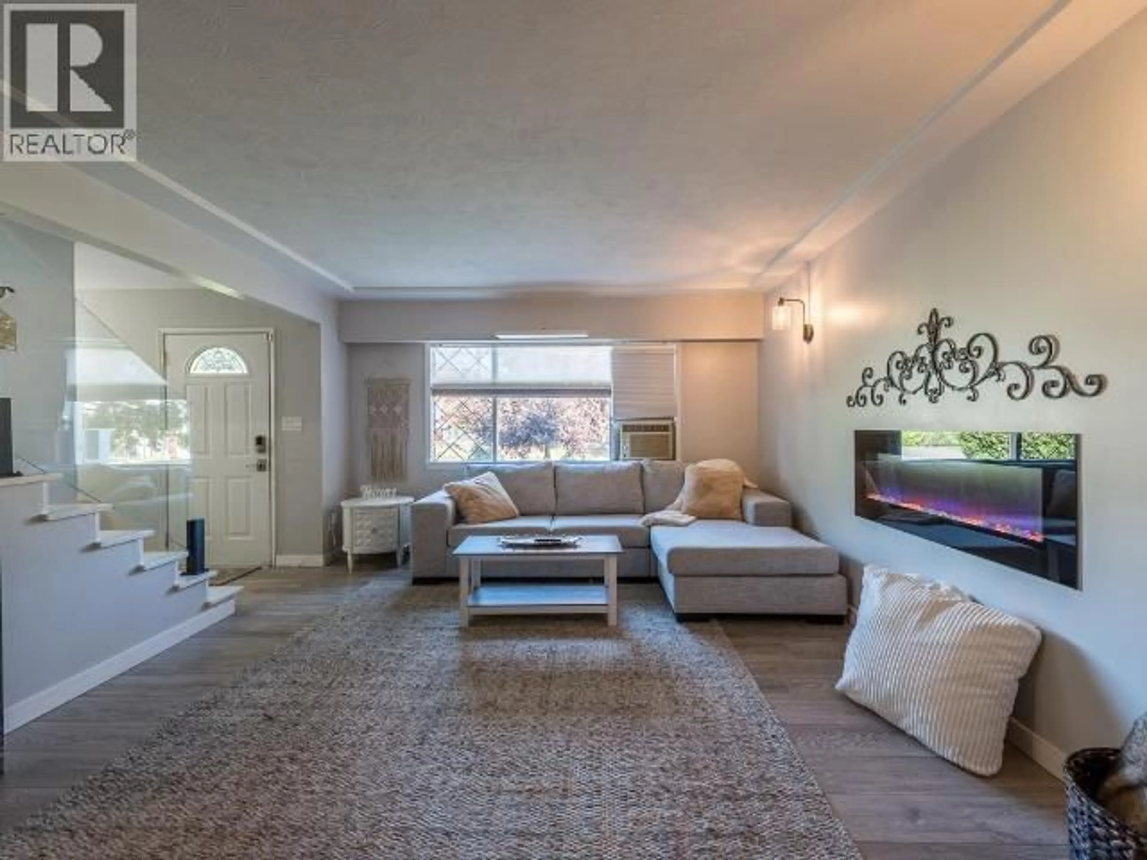 Living room with furniture, unknown for 2591 FLEETWOOD AVENUE, Kamloops British Columbia V2B4T1