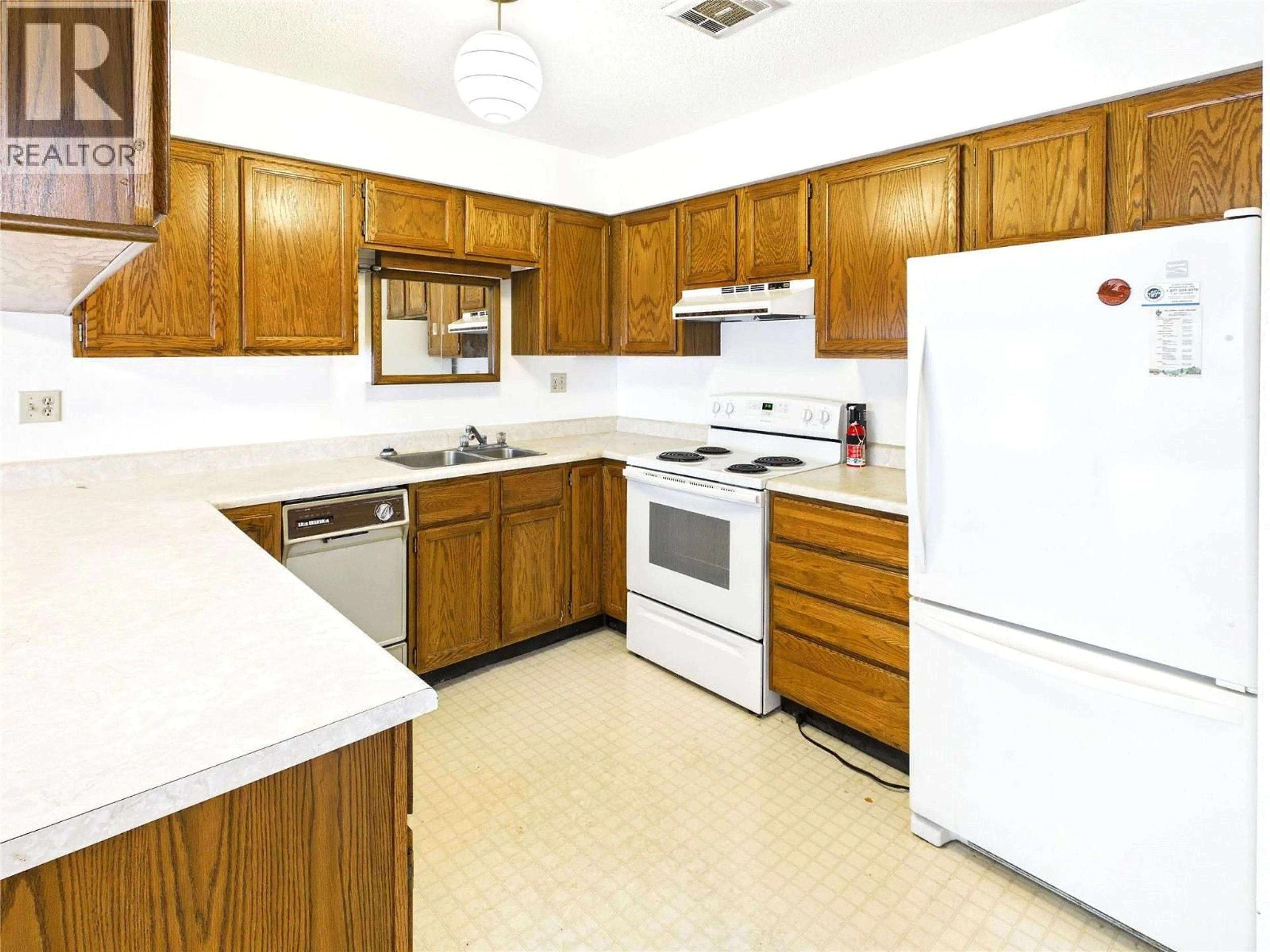 Standard kitchen, ceramic/tile floor for 304 - 620 SECOND STREET, Nelson British Columbia V1L2L8