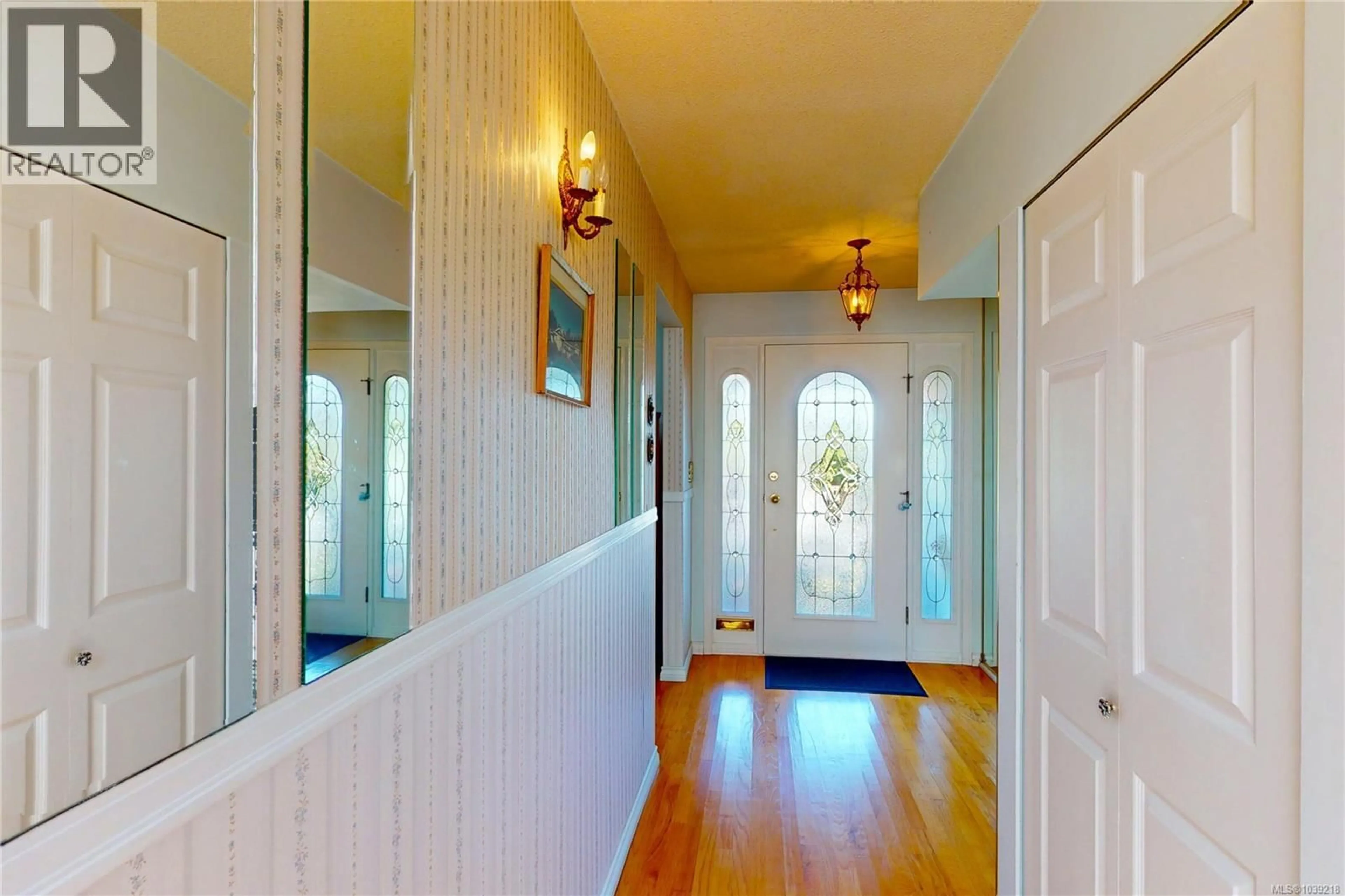 Indoor entryway for 4878 SEA RIDGE DRIVE, Saanich British Columbia V8Y2R8