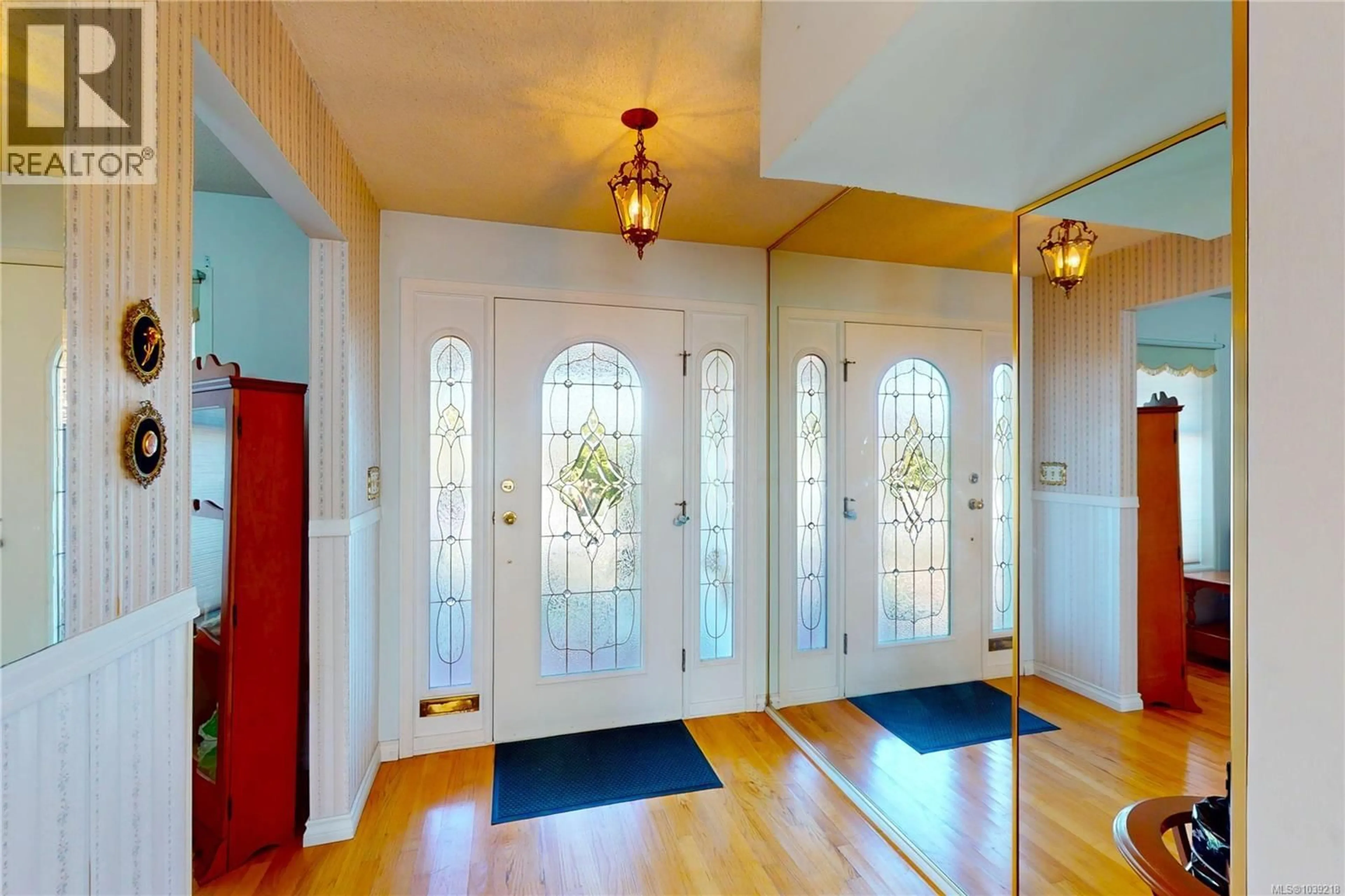 Indoor entryway for 4878 SEA RIDGE DRIVE, Saanich British Columbia V8Y2R8