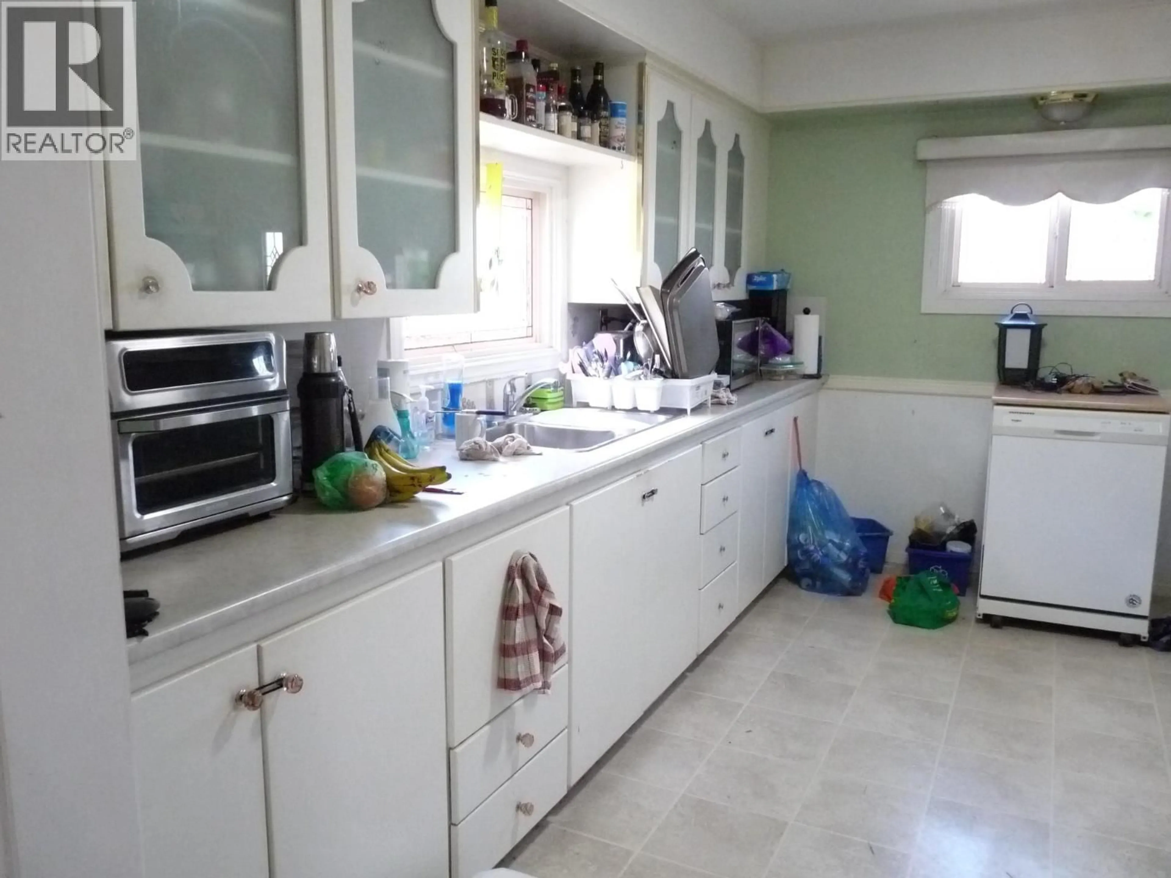 Standard kitchen, unknown for 1160 MEADOW LANE, Kamloops British Columbia V2B5N5