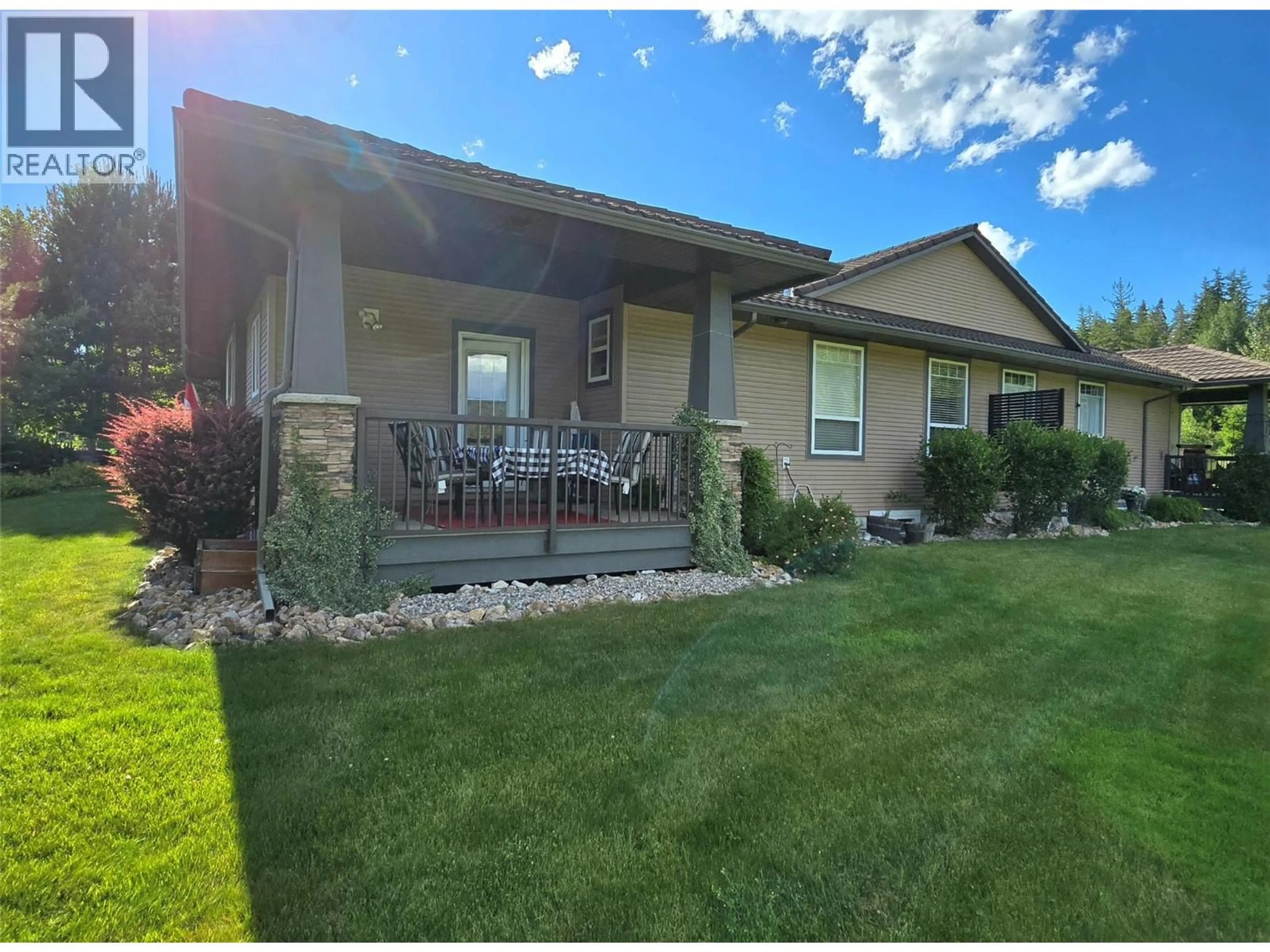 A pic from outside/outdoor area/front of a property/back of a property/a pic from drone, unknown for 24 - 2693 GOLF COURSE DRIVE, Blind Bay British Columbia V0E1H1