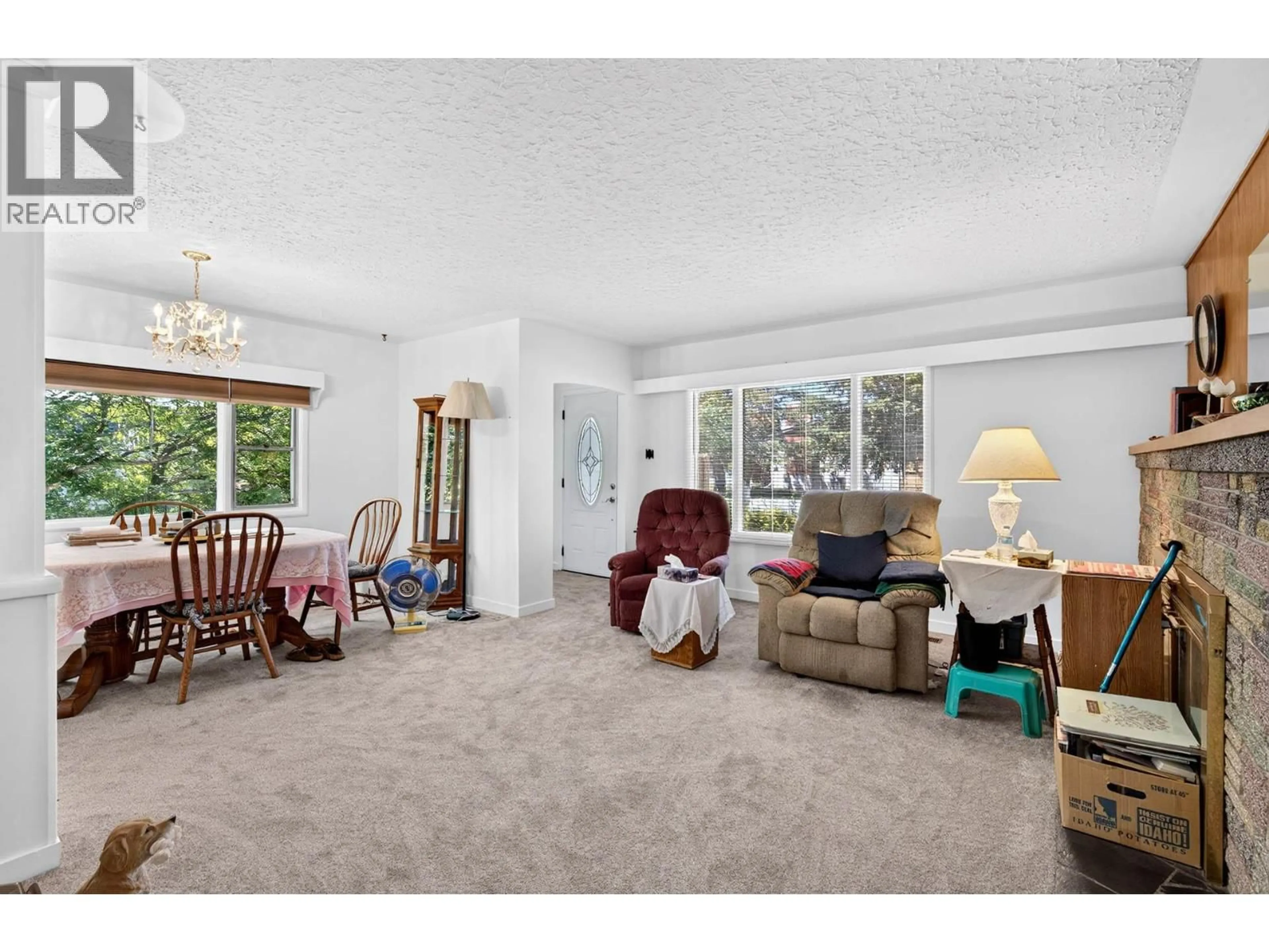 Living room with furniture, carpet floor for 919 SCHREINER STREET, Kamloops British Columbia V2B5V8