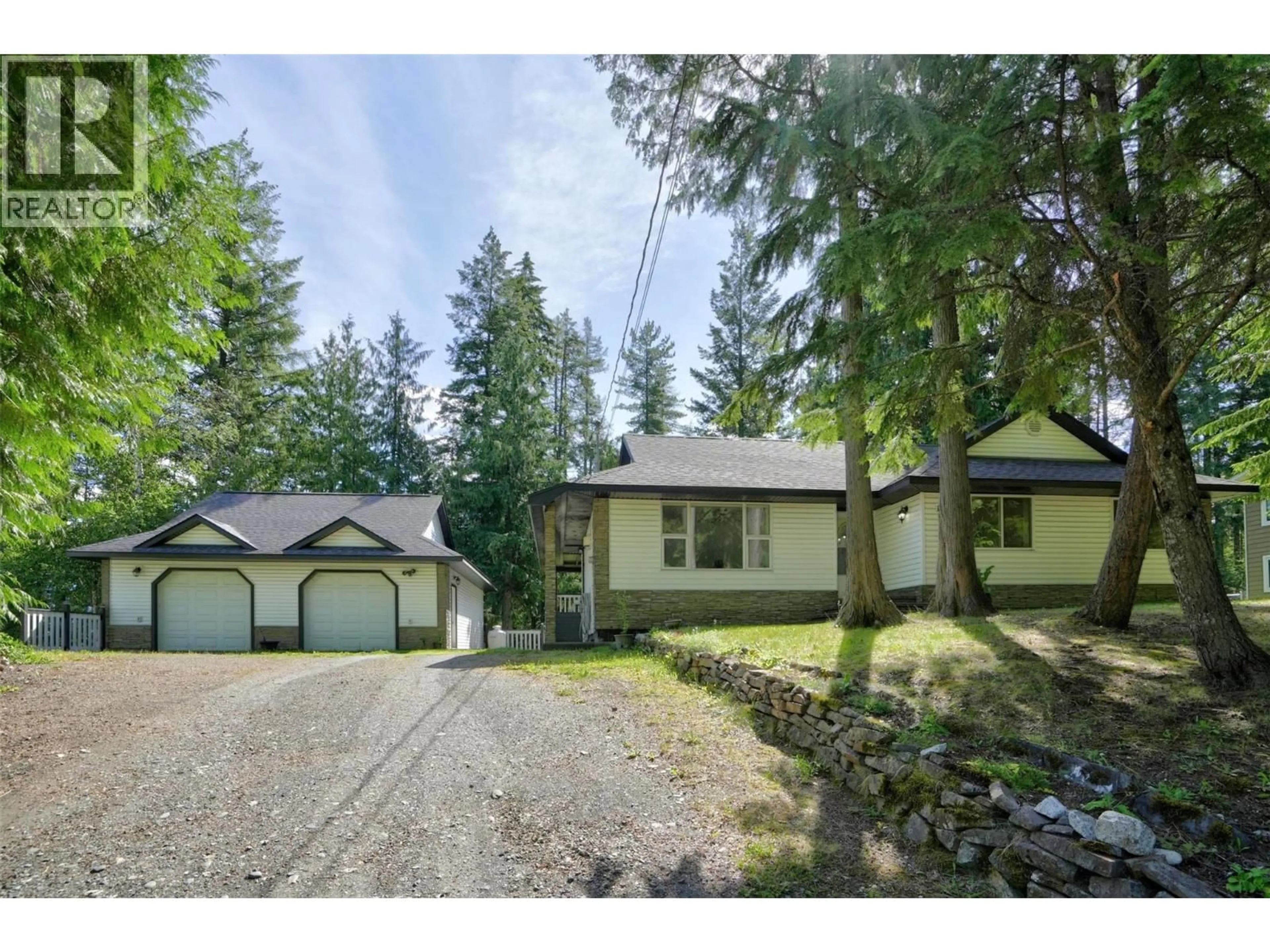 A pic from outside/outdoor area/front of a property/back of a property/a pic from drone, street for 452 BALFOUR CRESCENT, Kaslo British Columbia V0G1M0