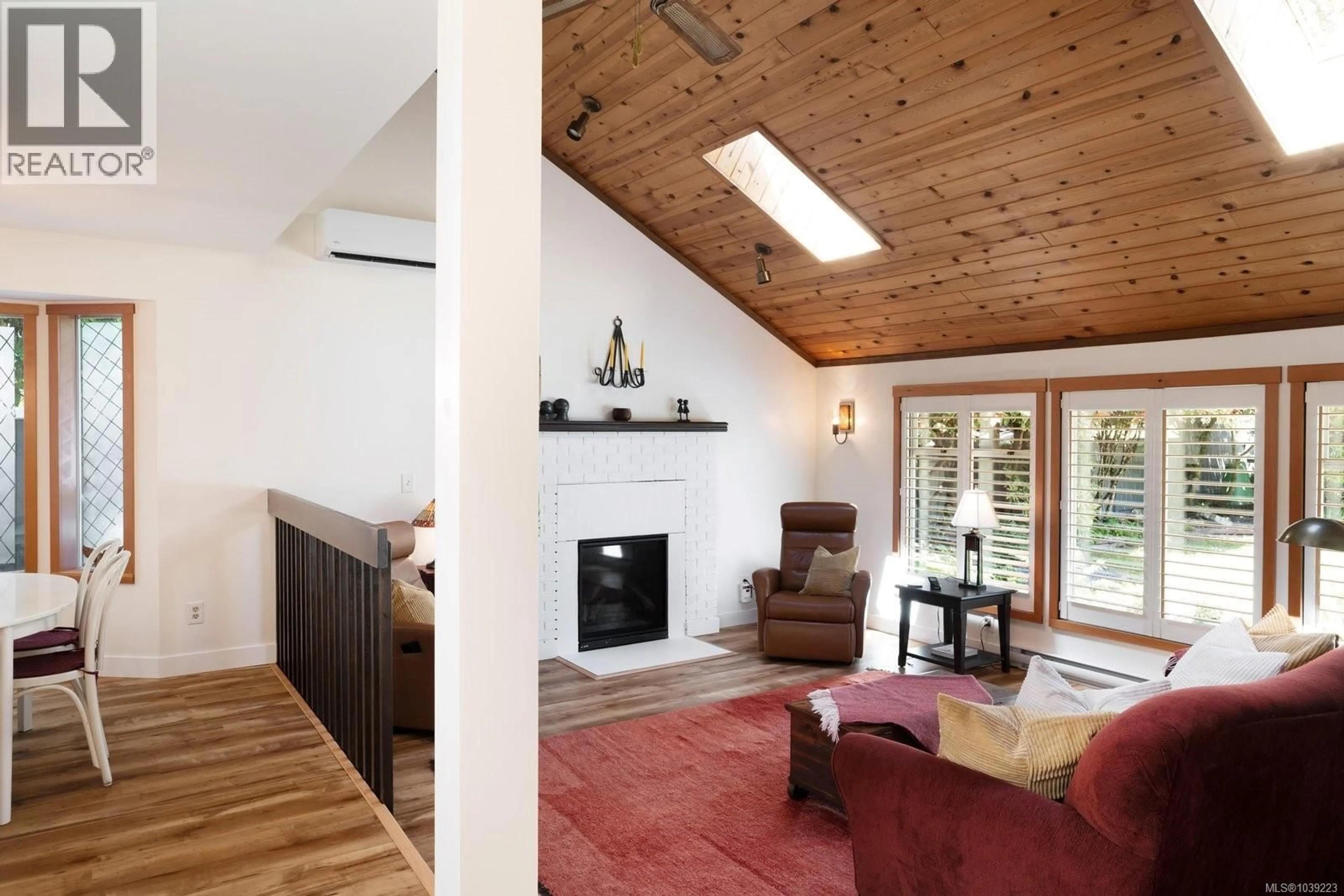 Living room with furniture, wood/laminate floor for 793 STELLY'S CROSS ROAD, Central Saanich British Columbia V8M1C6