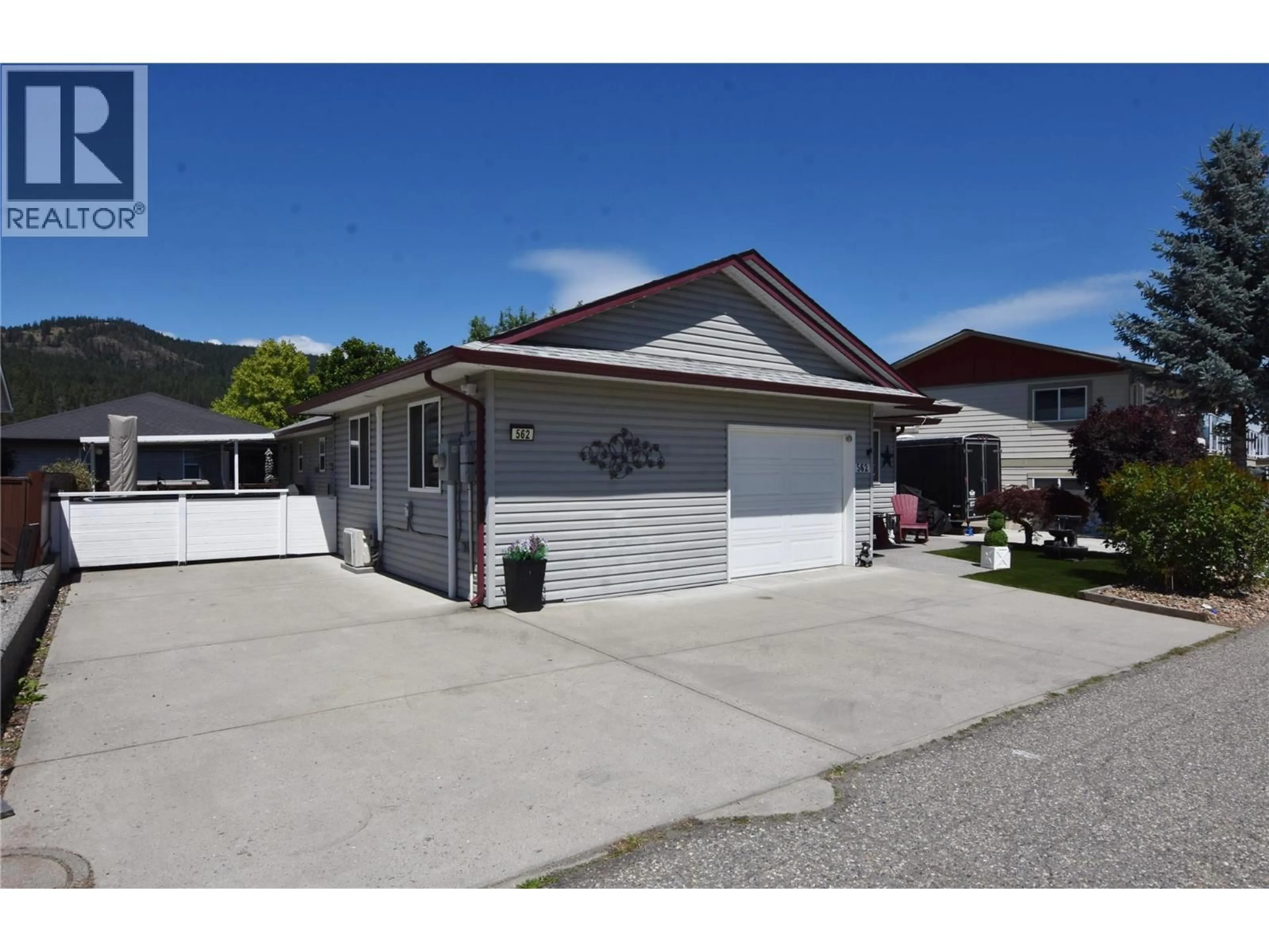 Indoor garage for 562 MEADOWLARK AVENUE, Vernon British Columbia V1H2A1