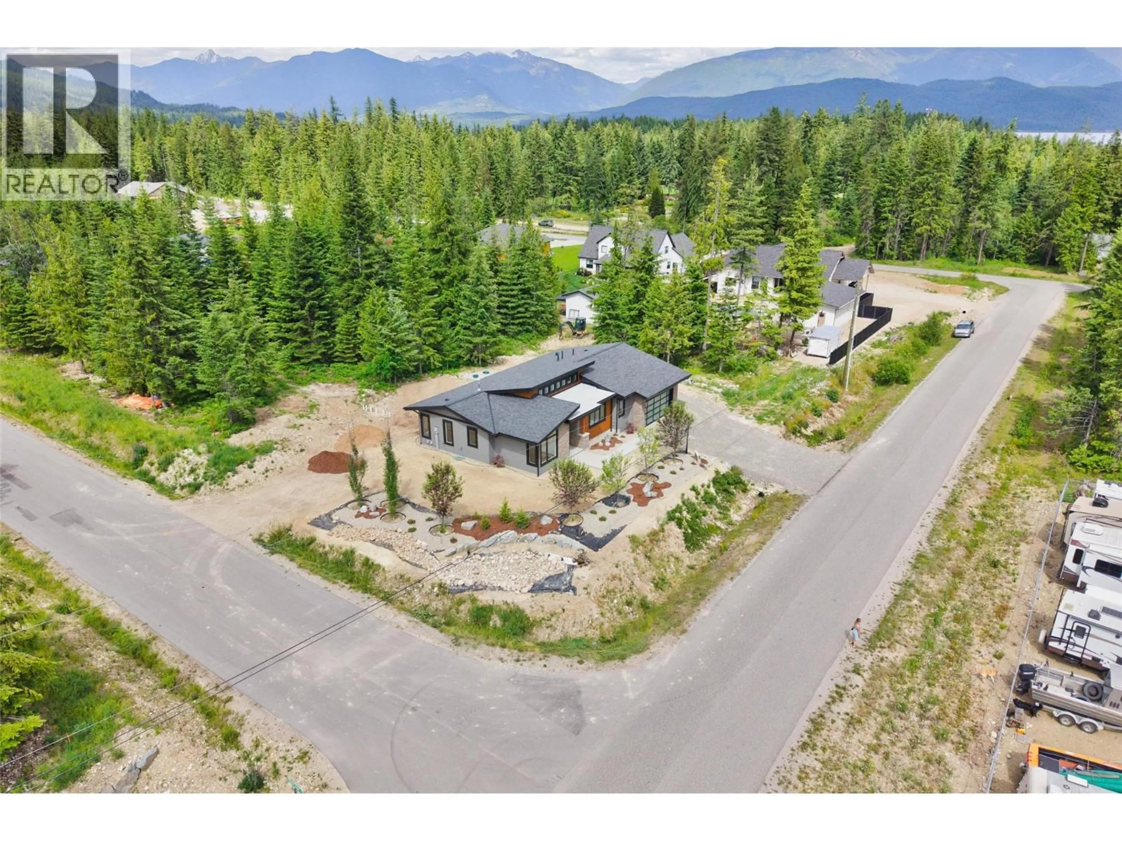 A pic from outside/outdoor area/front of a property/back of a property/a pic from drone, mountain view for 7769 HOLT ROAD, Balfour British Columbia V0G1C0