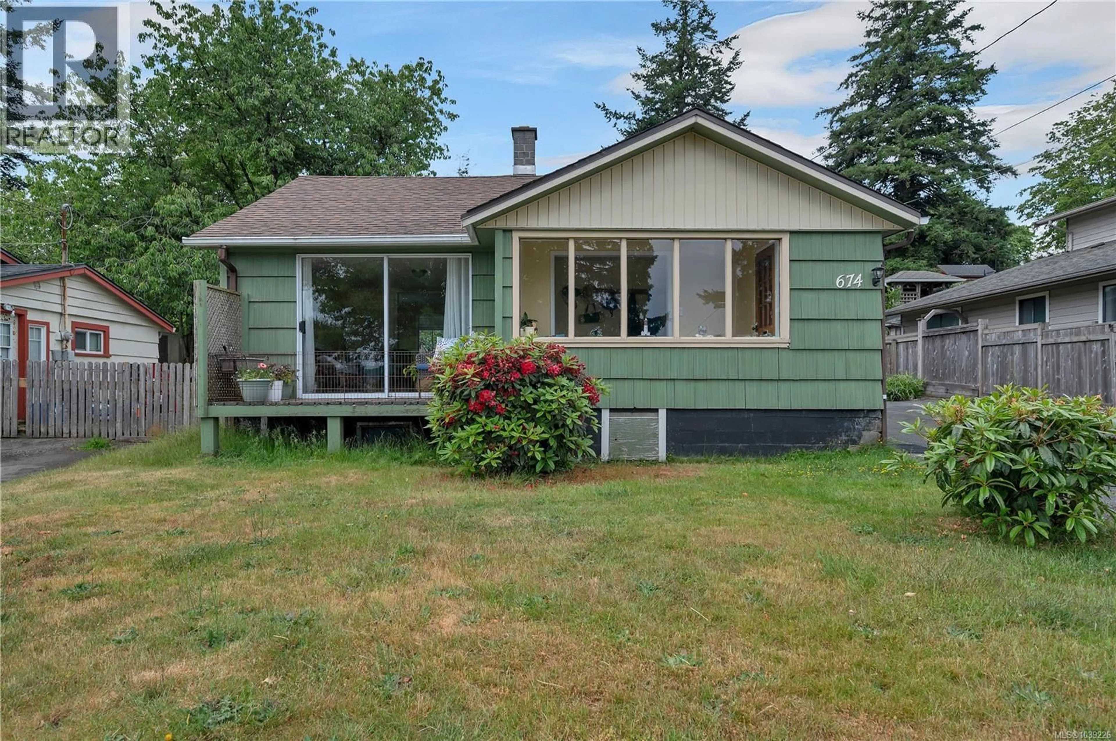 Home with vinyl exterior material, street for 674 THULIN STREET, Campbell River British Columbia V9W2L3