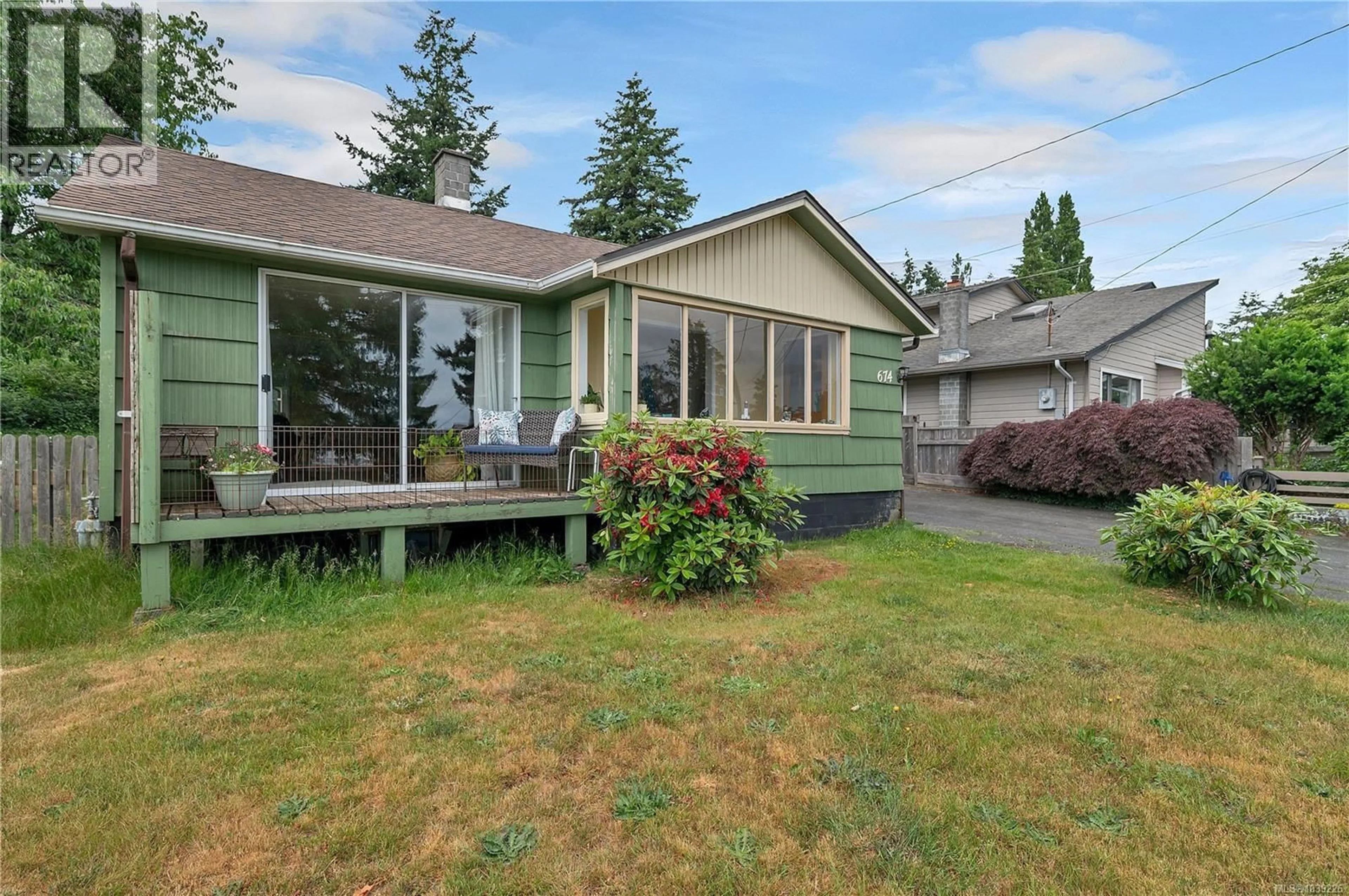 Home with vinyl exterior material, street for 674 THULIN STREET, Campbell River British Columbia V9W2L3