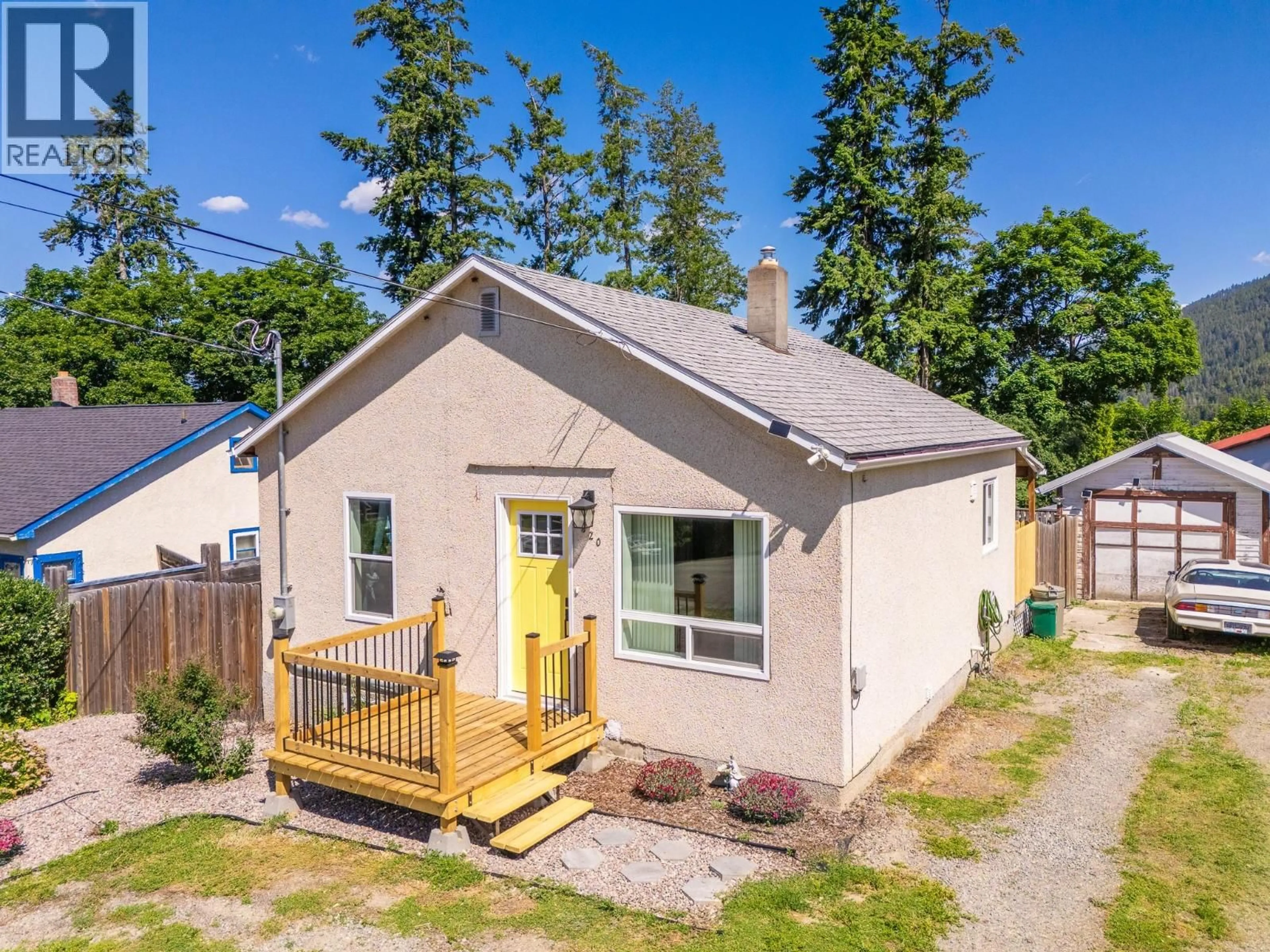 A pic from outside/outdoor area/front of a property/back of a property/a pic from drone, street for 820 IBBITSON STREET, Creston British Columbia V0B1G4