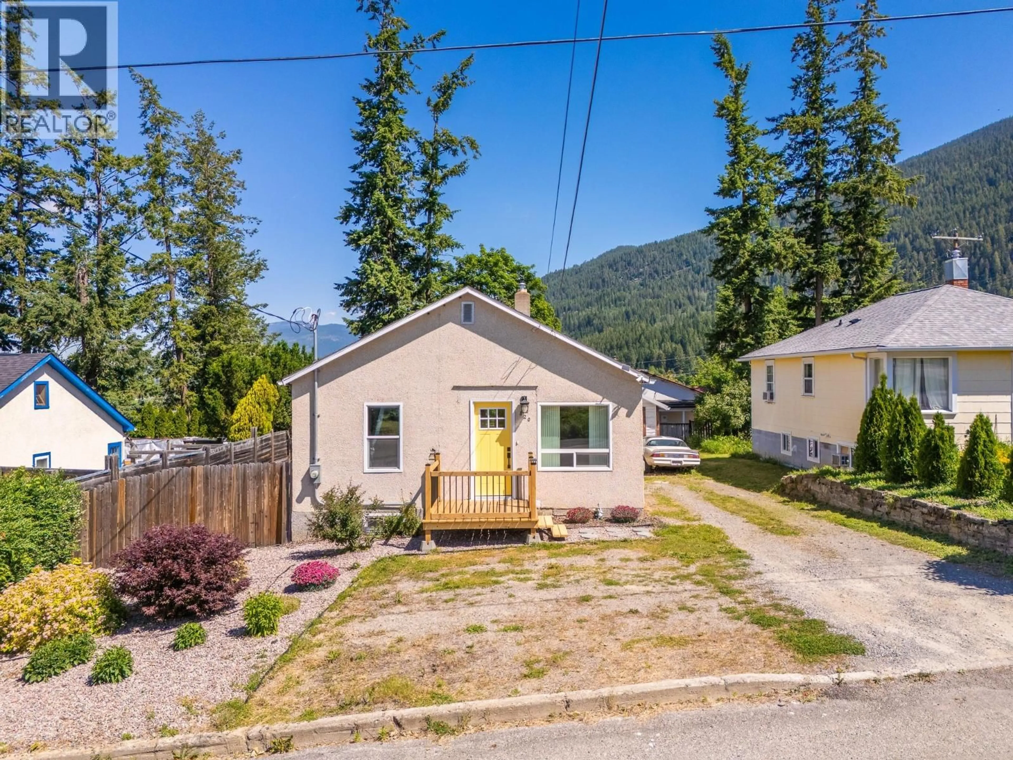 A pic from outside/outdoor area/front of a property/back of a property/a pic from drone, mountain view for 820 IBBITSON STREET, Creston British Columbia V0B1G4