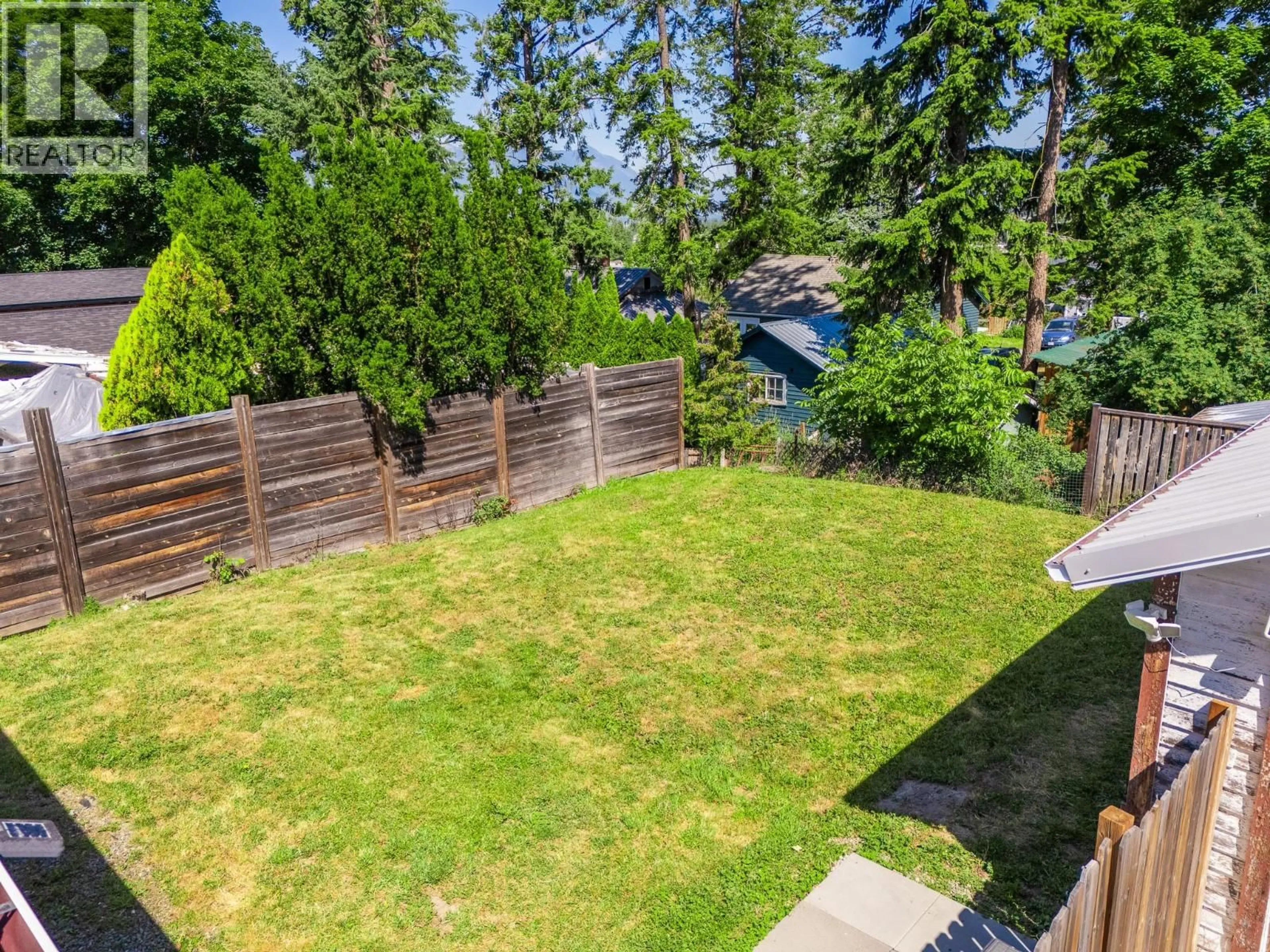 A pic from outside/outdoor area/front of a property/back of a property/a pic from drone, unknown for 820 IBBITSON STREET, Creston British Columbia V0B1G4
