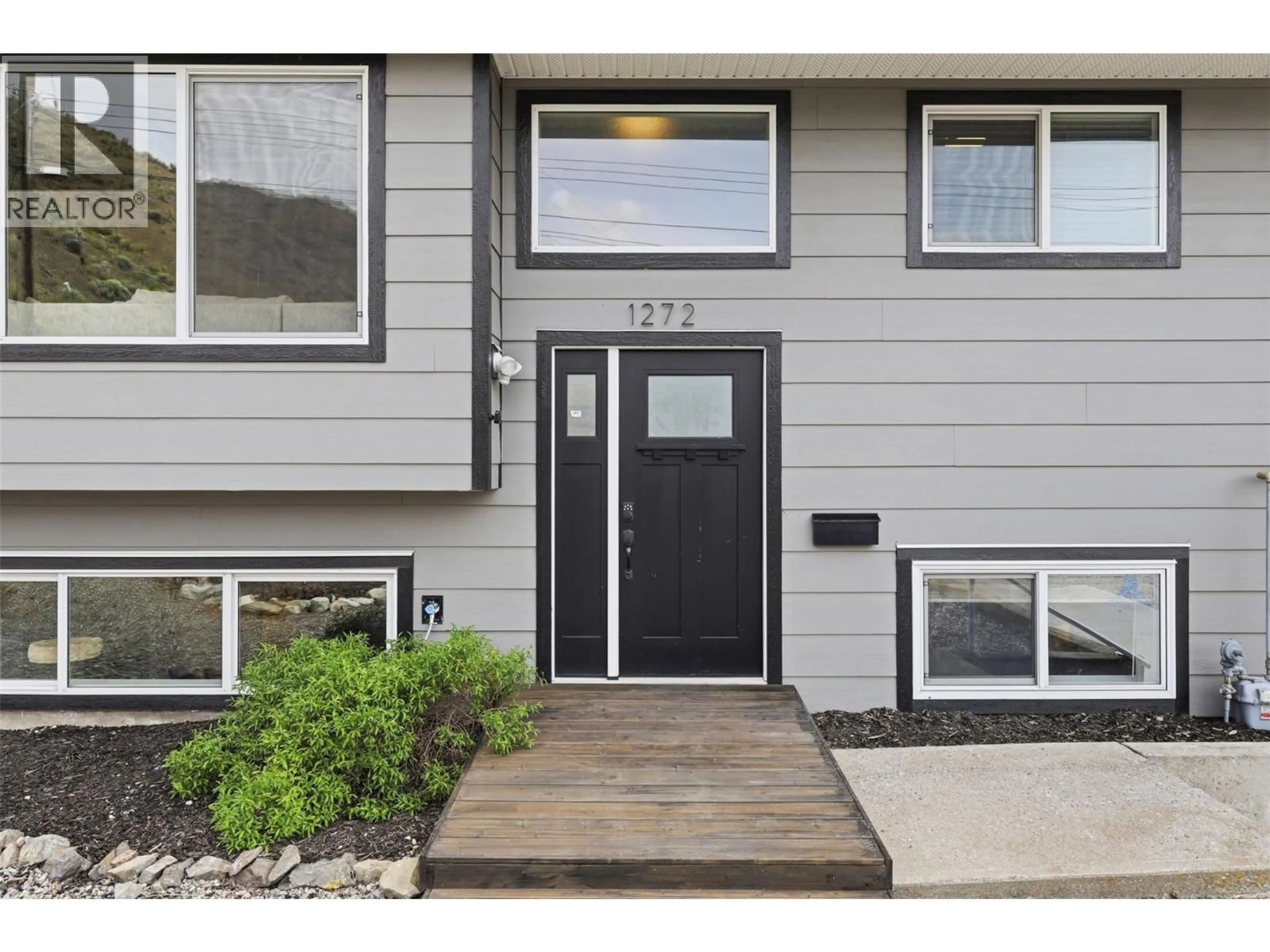 Home with vinyl exterior material, street for 1272 NUGGET ROAD, Cache Creek British Columbia V0K1H0