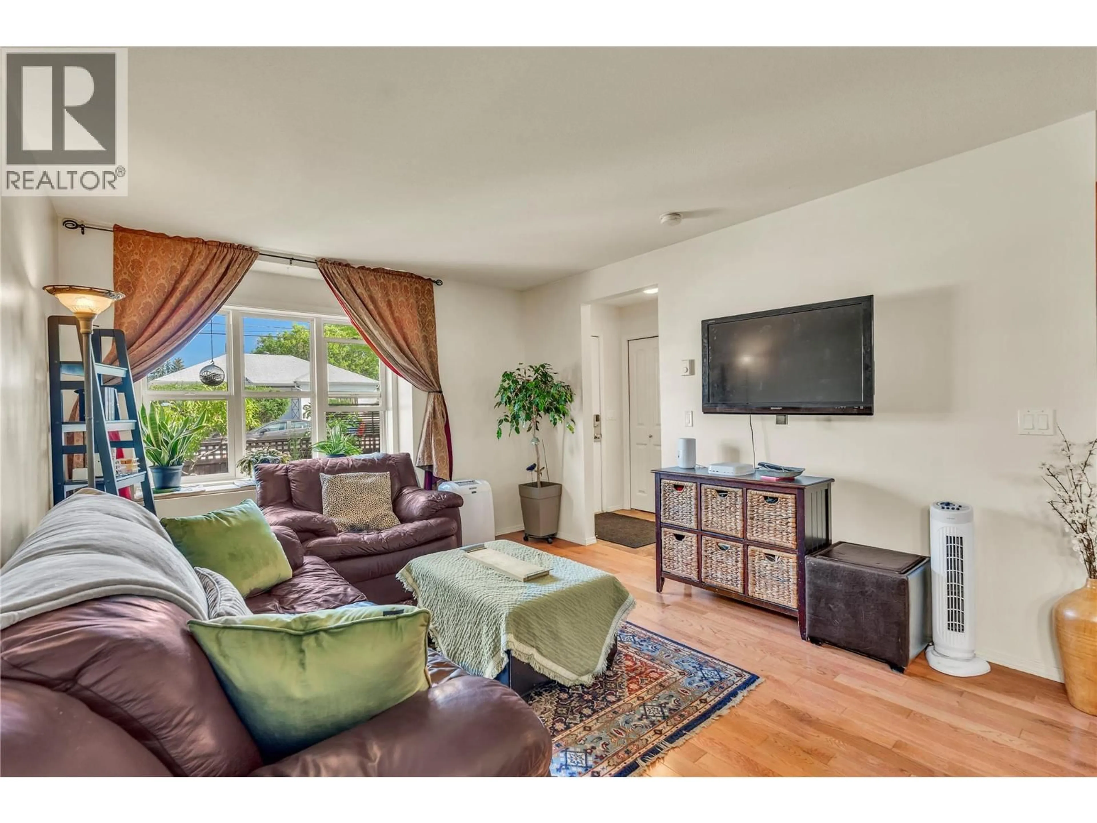 Living room with furniture, wood/laminate floor for 101 - 512 WESTMINSTER AVENUE WEST, Penticton British Columbia V2A1K6