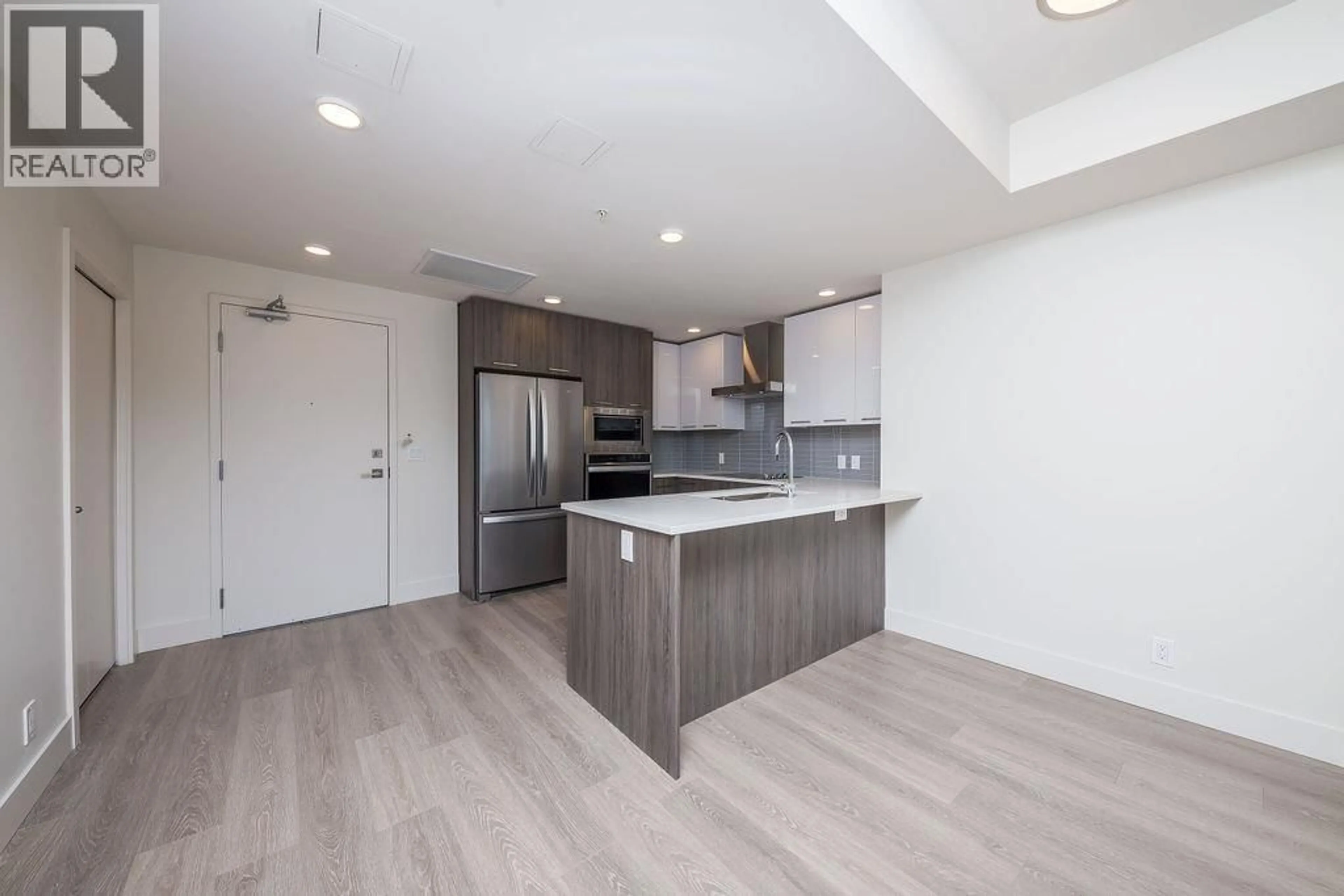 Open concept kitchen, wood/laminate floor for 113 - 885 UNIVERSITY DRIVE, Kamloops British Columbia V2C0E1