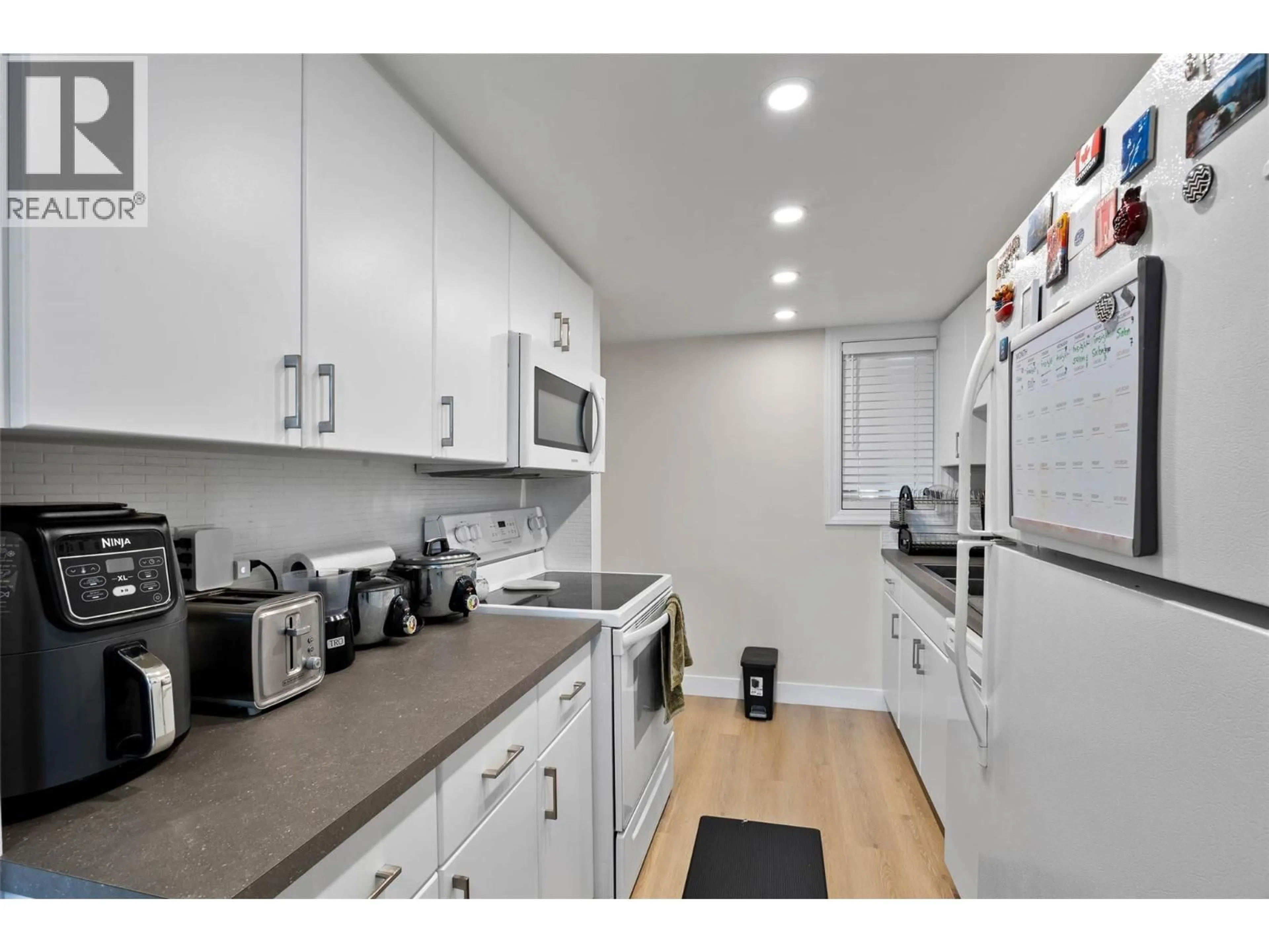 Standard kitchen, unknown for 32 - 1750 SUMMIT DRIVE, Kamloops British Columbia V2E1Y1