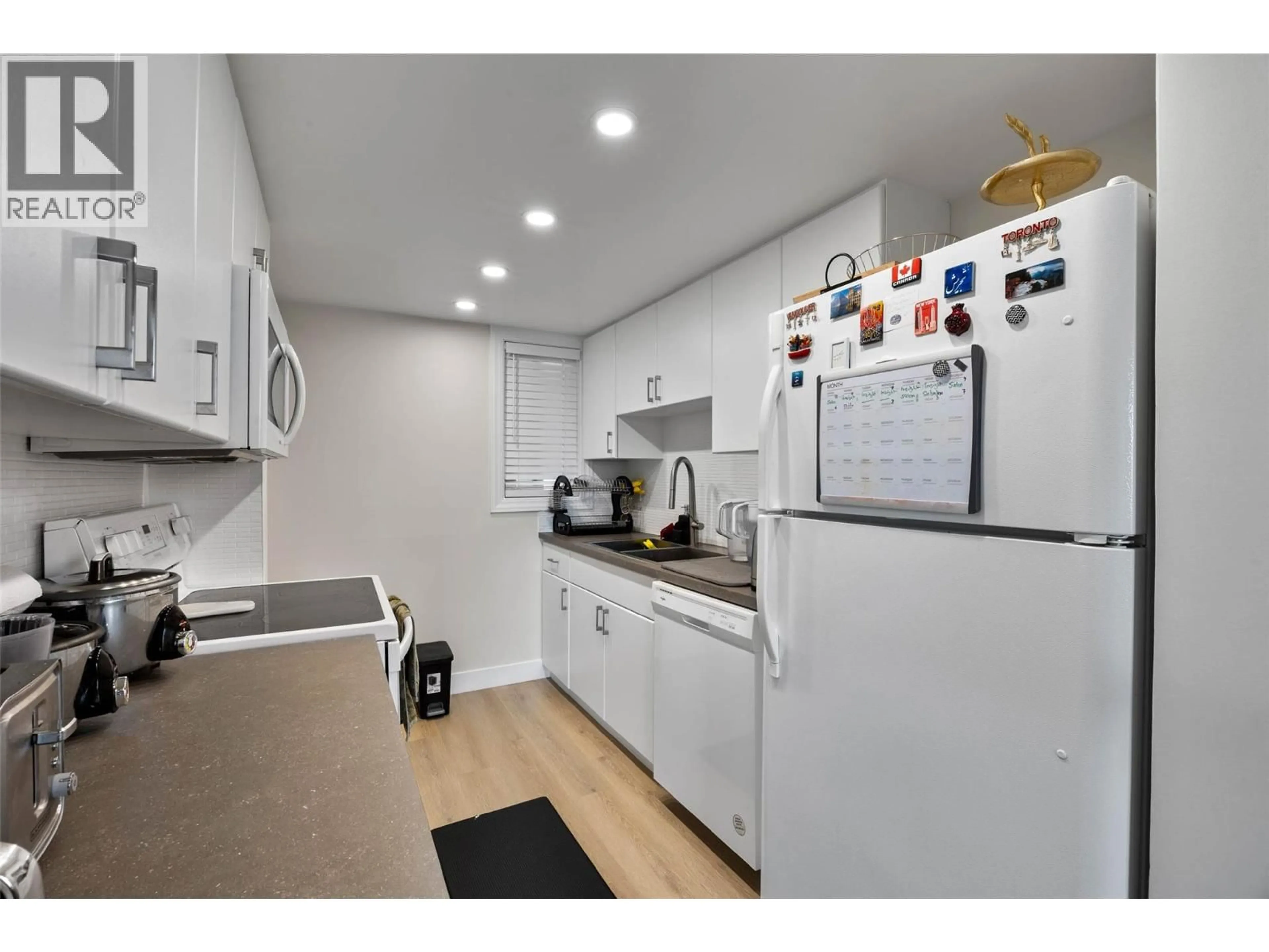 Standard kitchen, unknown for 32 - 1750 SUMMIT DRIVE, Kamloops British Columbia V2E1Y1