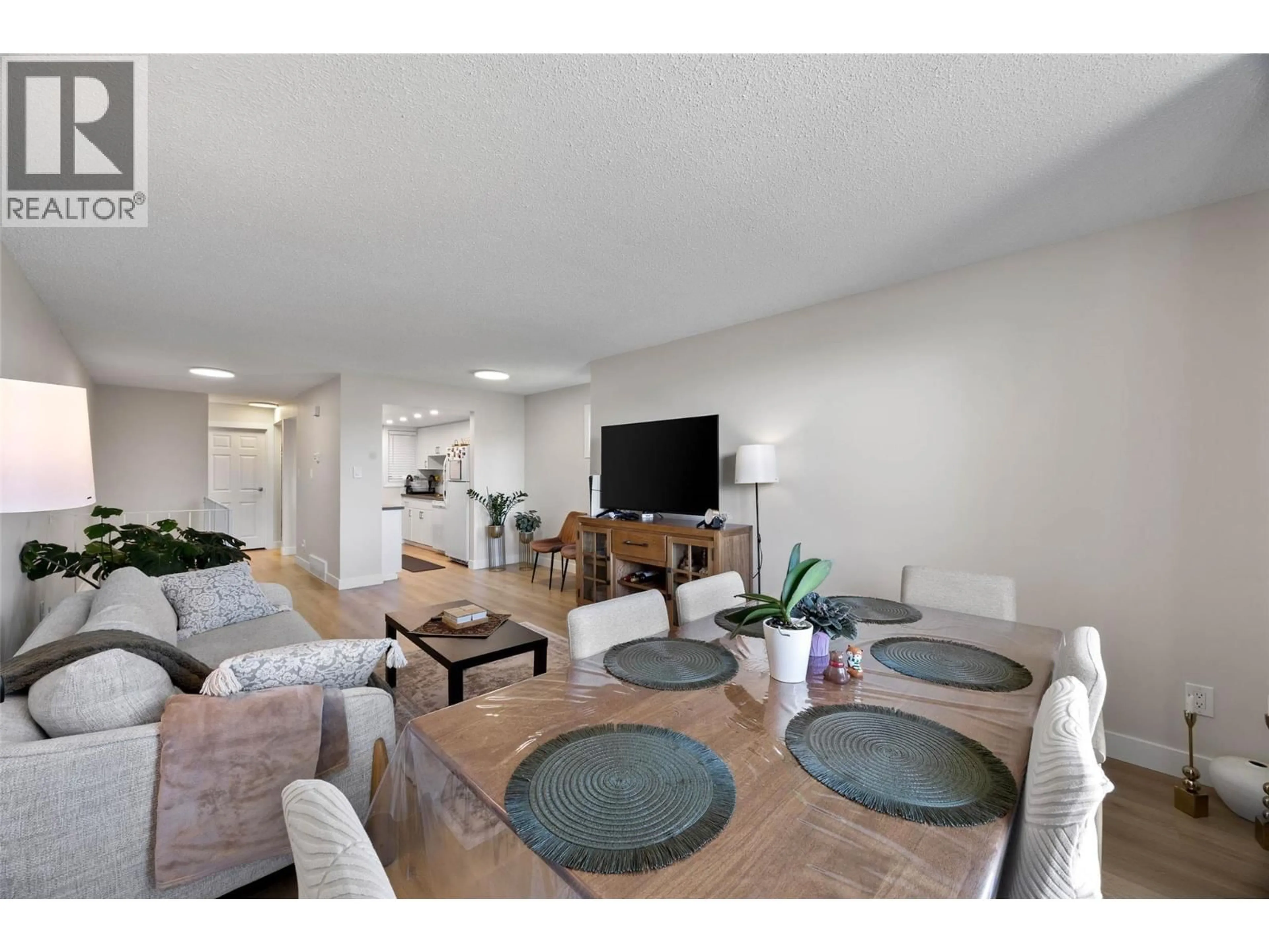 Living room with furniture, unknown for 32 - 1750 SUMMIT DRIVE, Kamloops British Columbia V2E1Y1