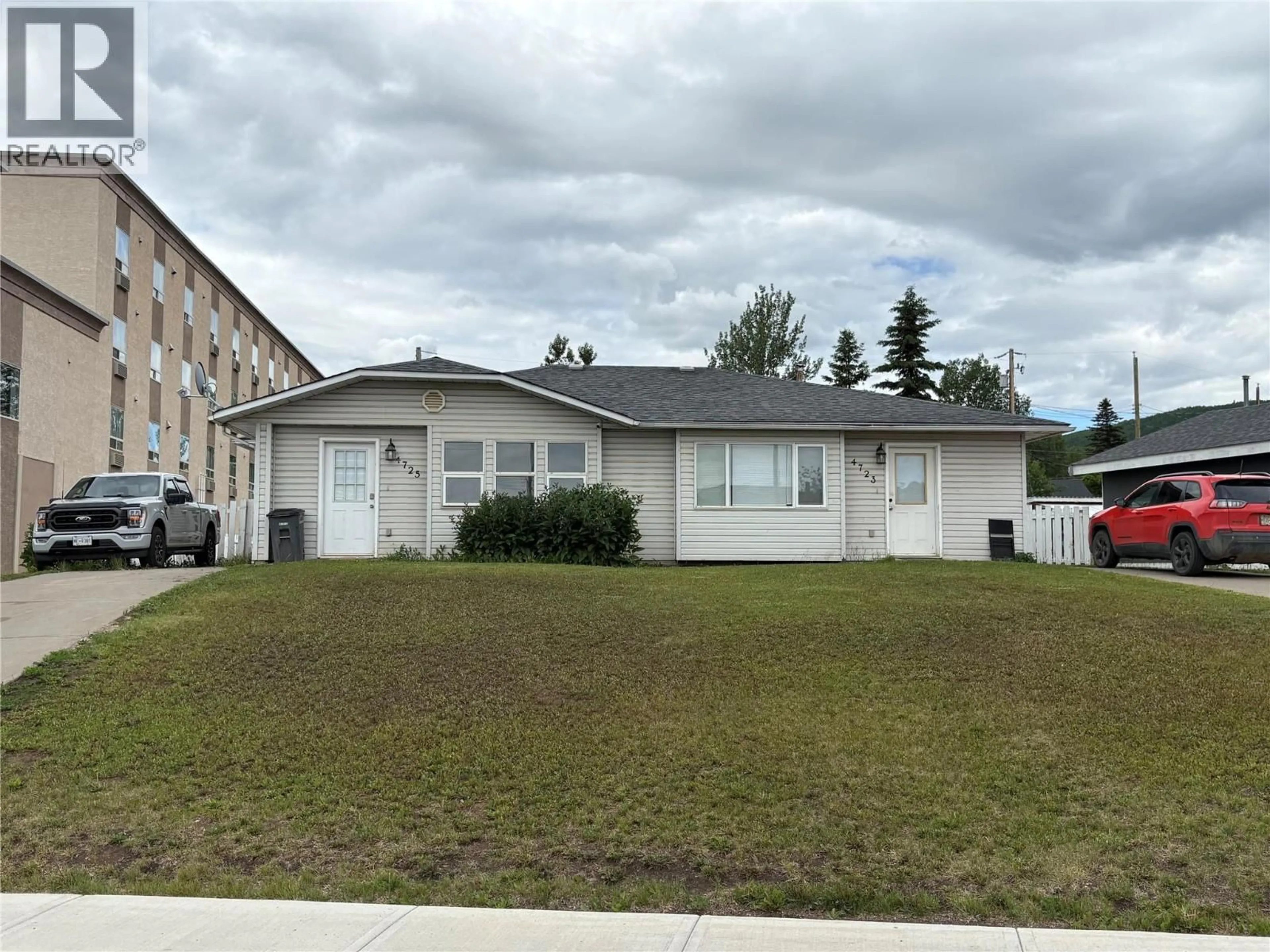 Home with vinyl exterior material, street for 4725 52 STREET NORTHWEST, Chetwynd British Columbia V0C1J0