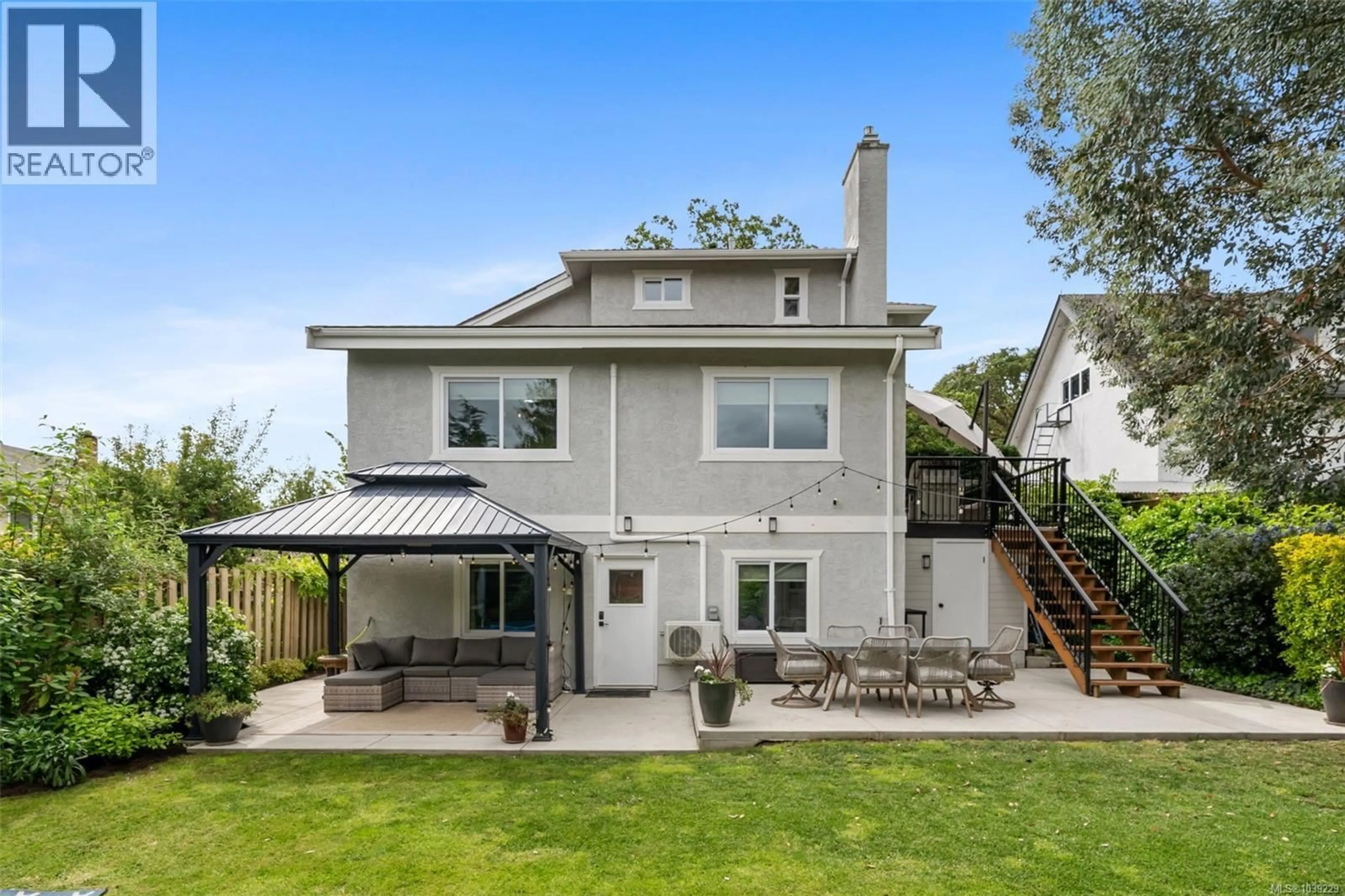Home with vinyl exterior material, unknown for 1360 MCNAIR STREET, Victoria British Columbia V8T2S3
