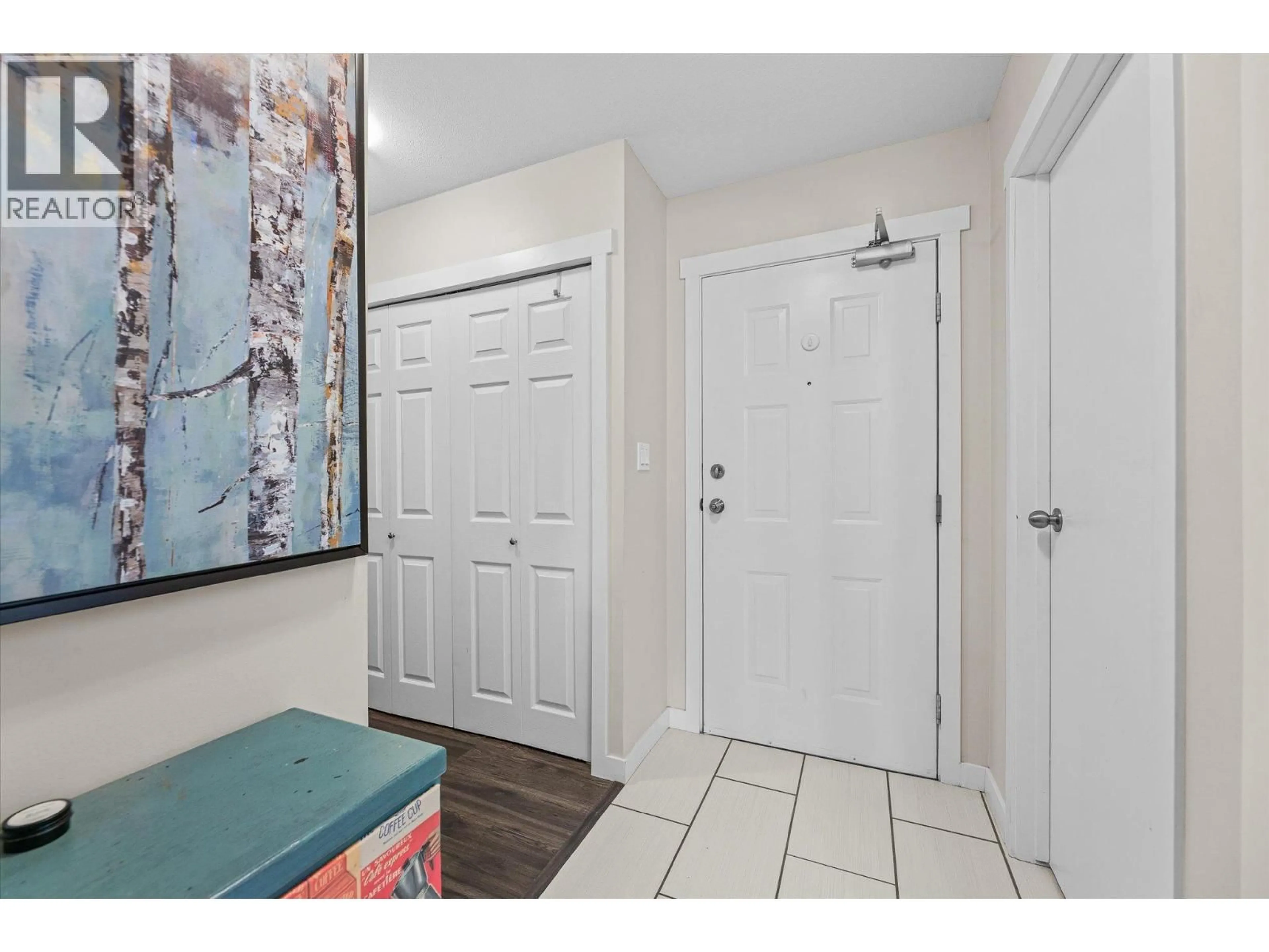 Indoor entryway for 112 - 3842 GORDON DRIVE, Kelowna British Columbia V1W3G4