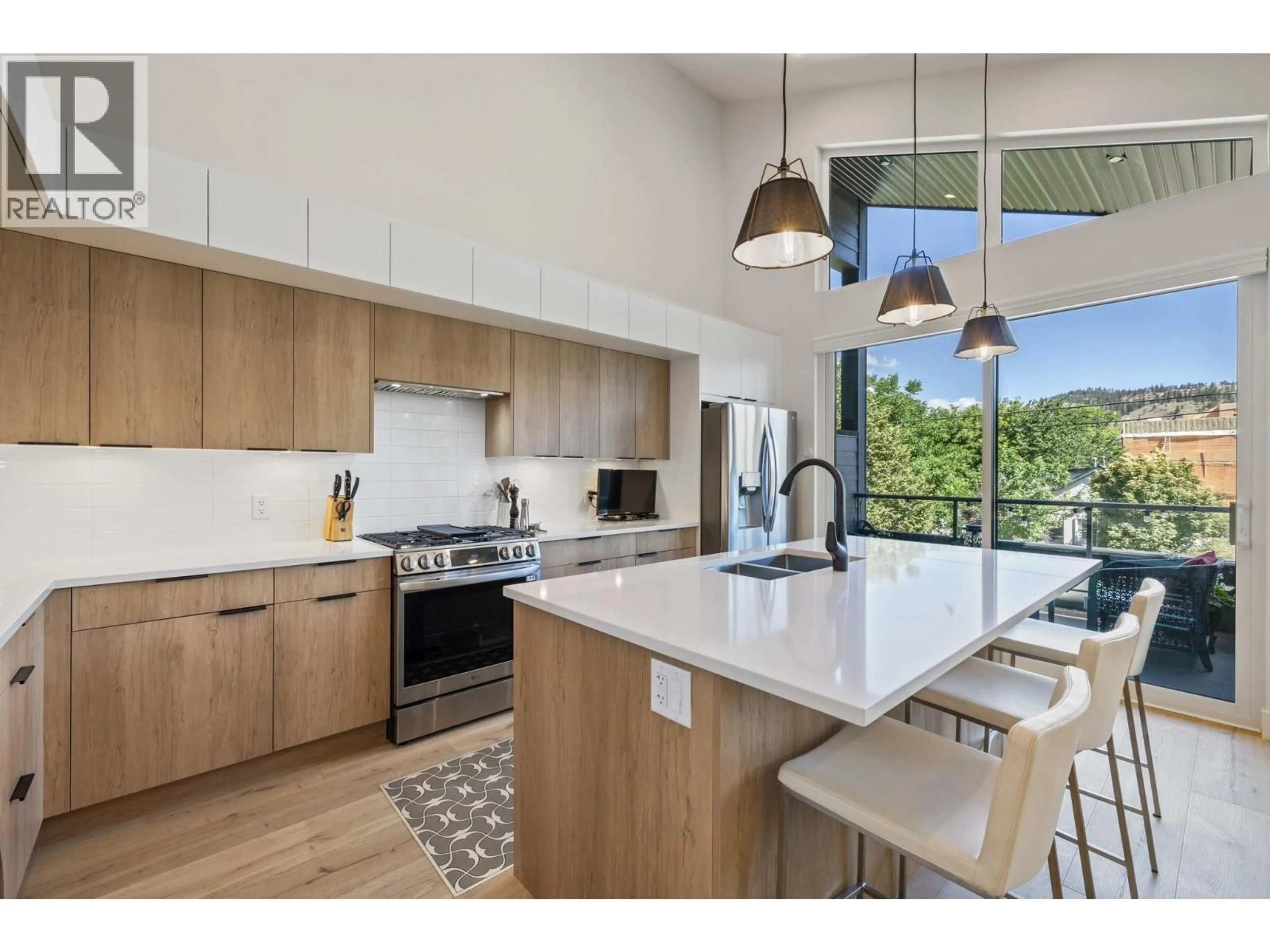 Contemporary kitchen, unknown for 975 CAWSTON AVENUE, Kelowna British Columbia V1Y0E3