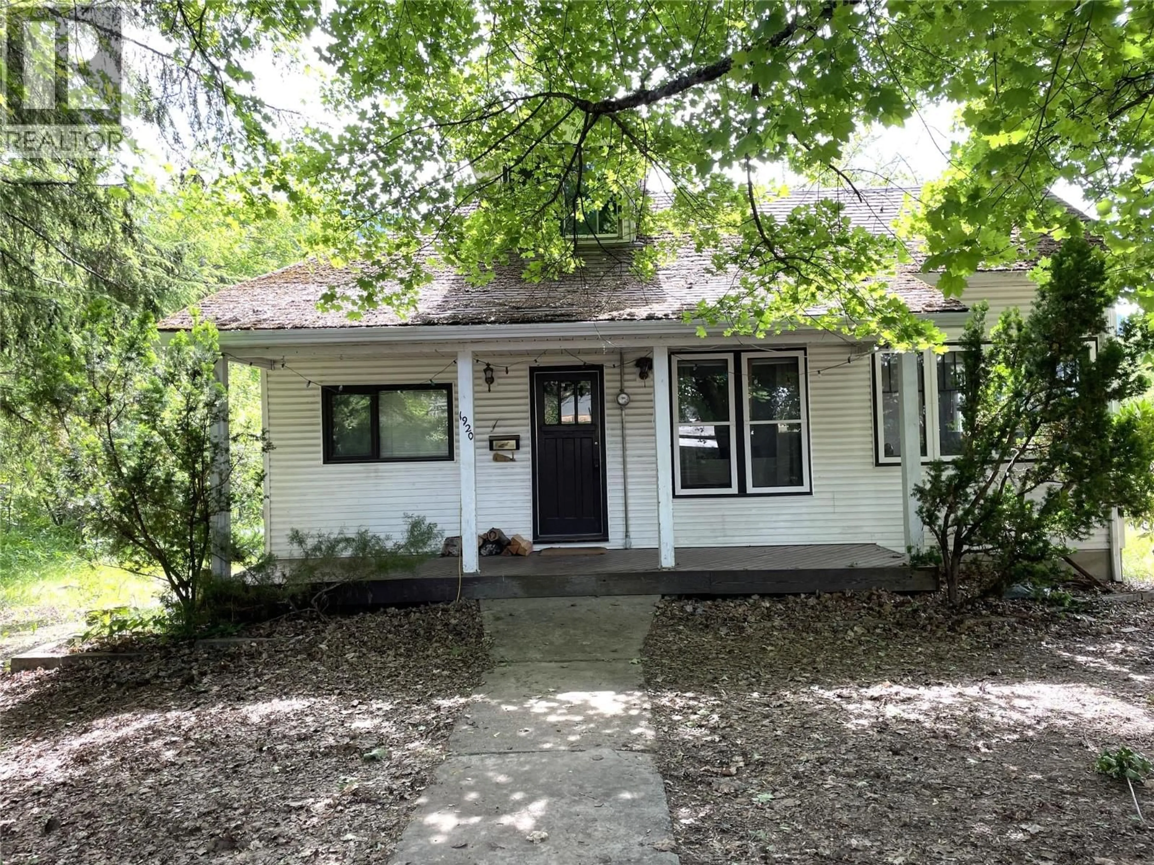 A pic from outside/outdoor area/front of a property/back of a property/a pic from drone, street for 1920 FALLS STREET, Nelson British Columbia V1L1J9