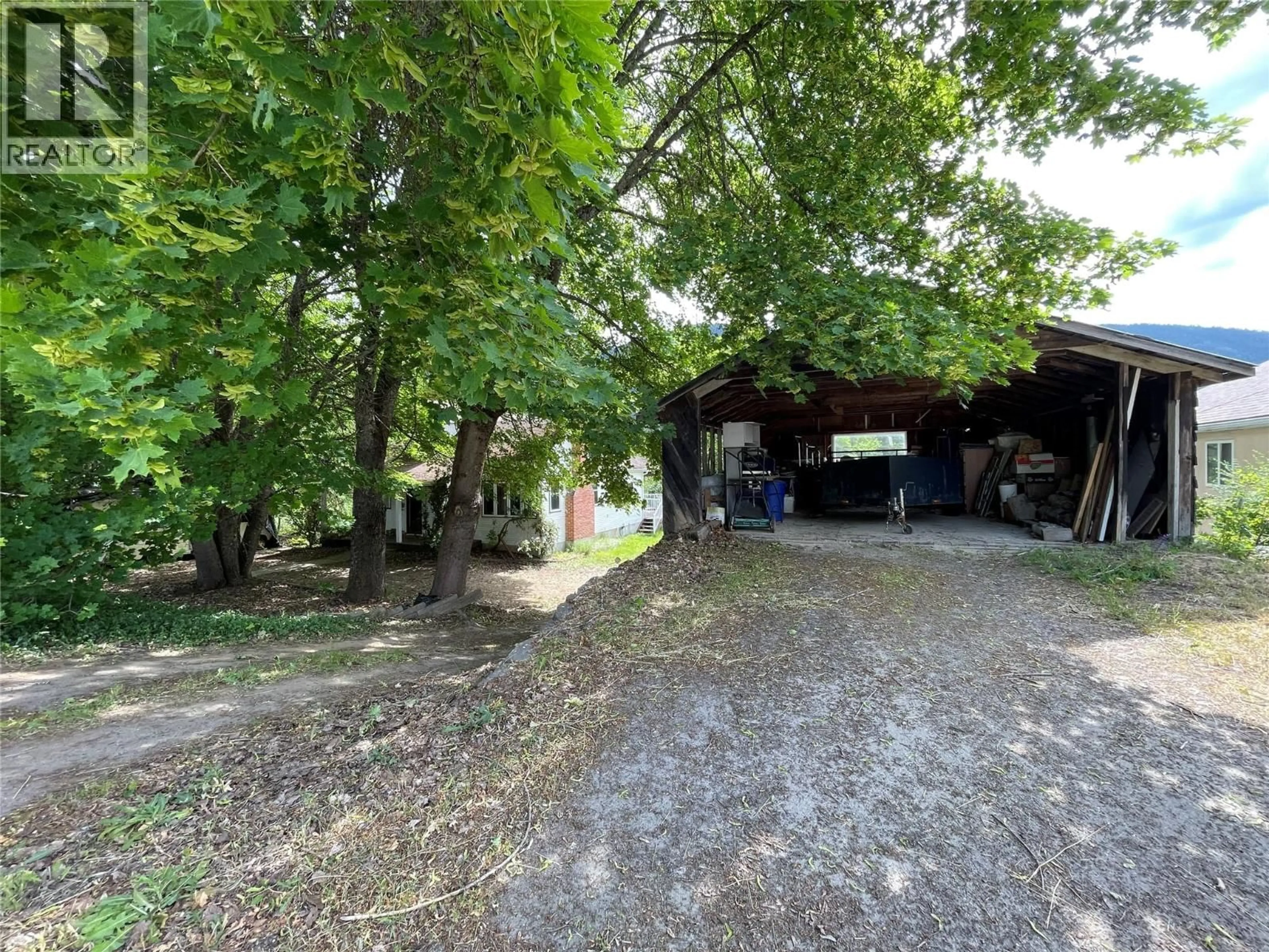 A pic from outside/outdoor area/front of a property/back of a property/a pic from drone, unknown for 1920 FALLS STREET, Nelson British Columbia V1L1J9
