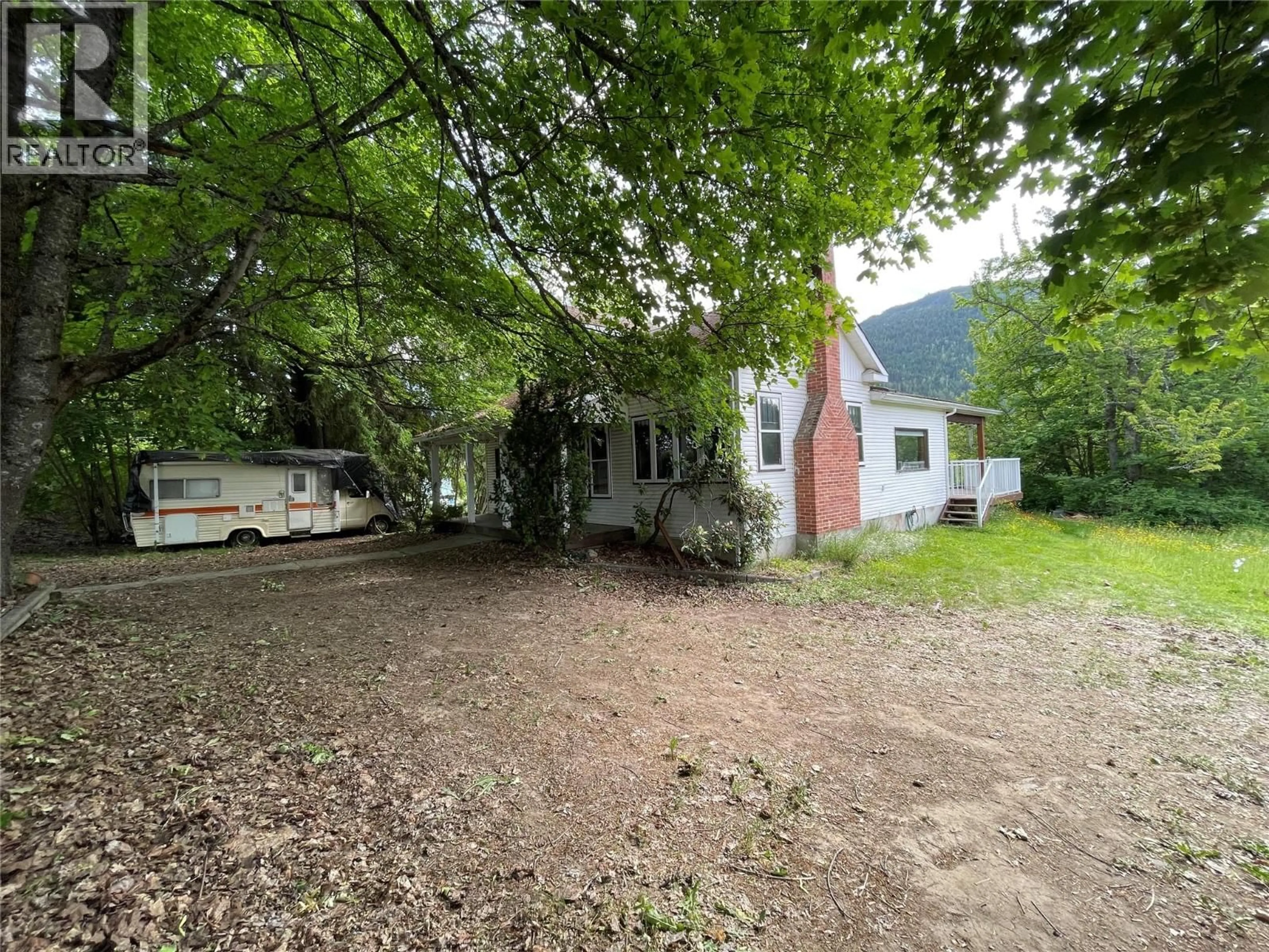 A pic from outside/outdoor area/front of a property/back of a property/a pic from drone, unknown for 1920 FALLS STREET, Nelson British Columbia V1L1J9