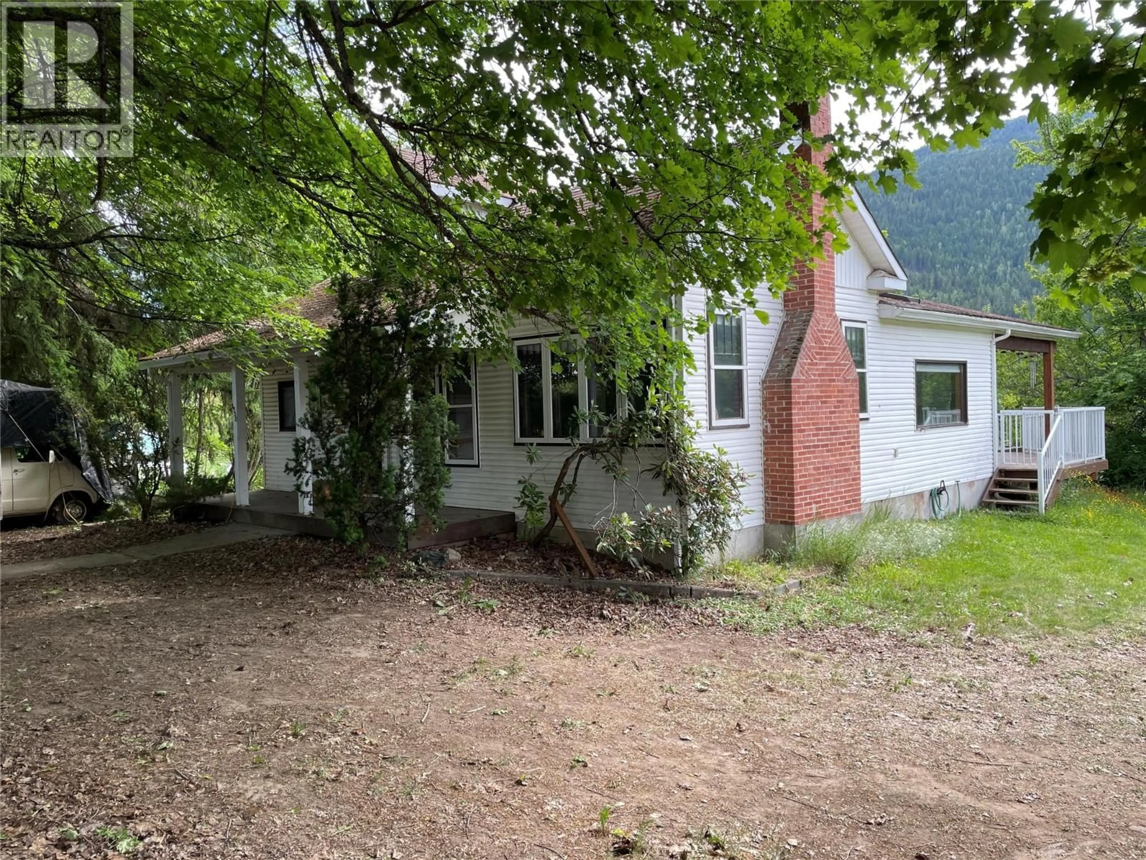 A pic from outside/outdoor area/front of a property/back of a property/a pic from drone, street for 1920 FALLS STREET, Nelson British Columbia V1L1J9