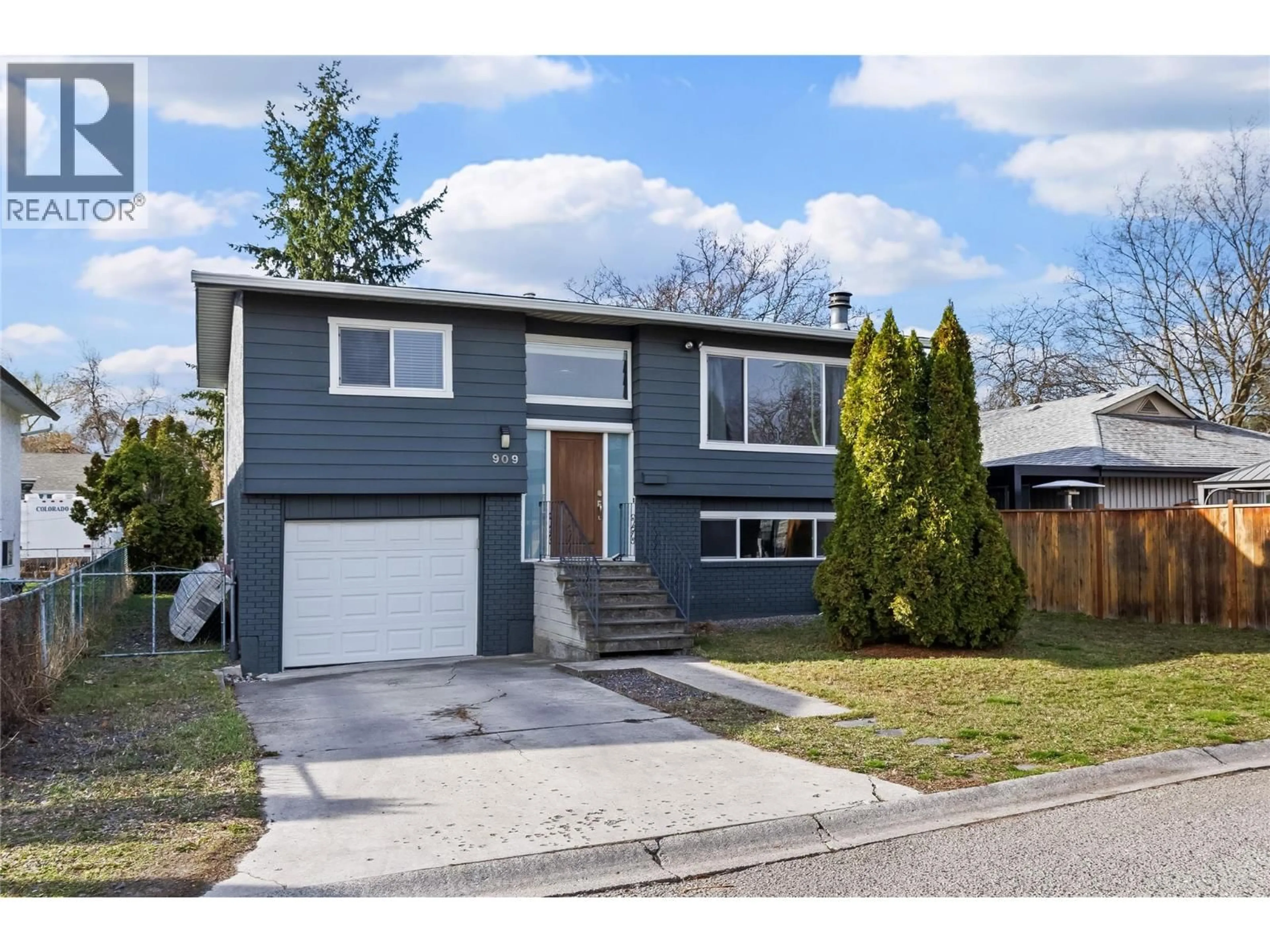 Home with vinyl exterior material, street for 909 GRENFELL COURT, Kelowna British Columbia V1Y8C5