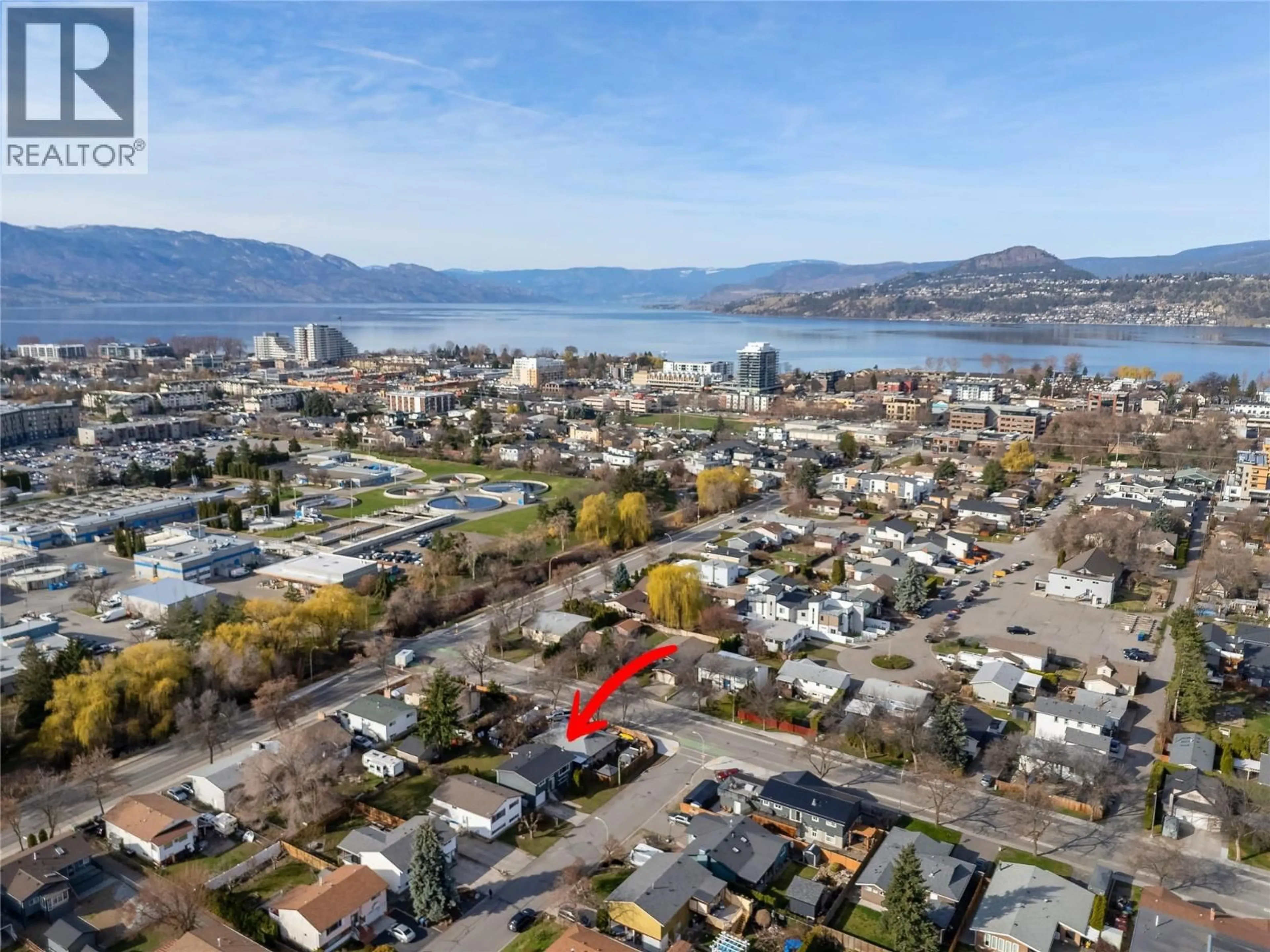 A pic from outside/outdoor area/front of a property/back of a property/a pic from drone, water/lake/river/ocean view for 909 GRENFELL COURT, Kelowna British Columbia V1Y8C5