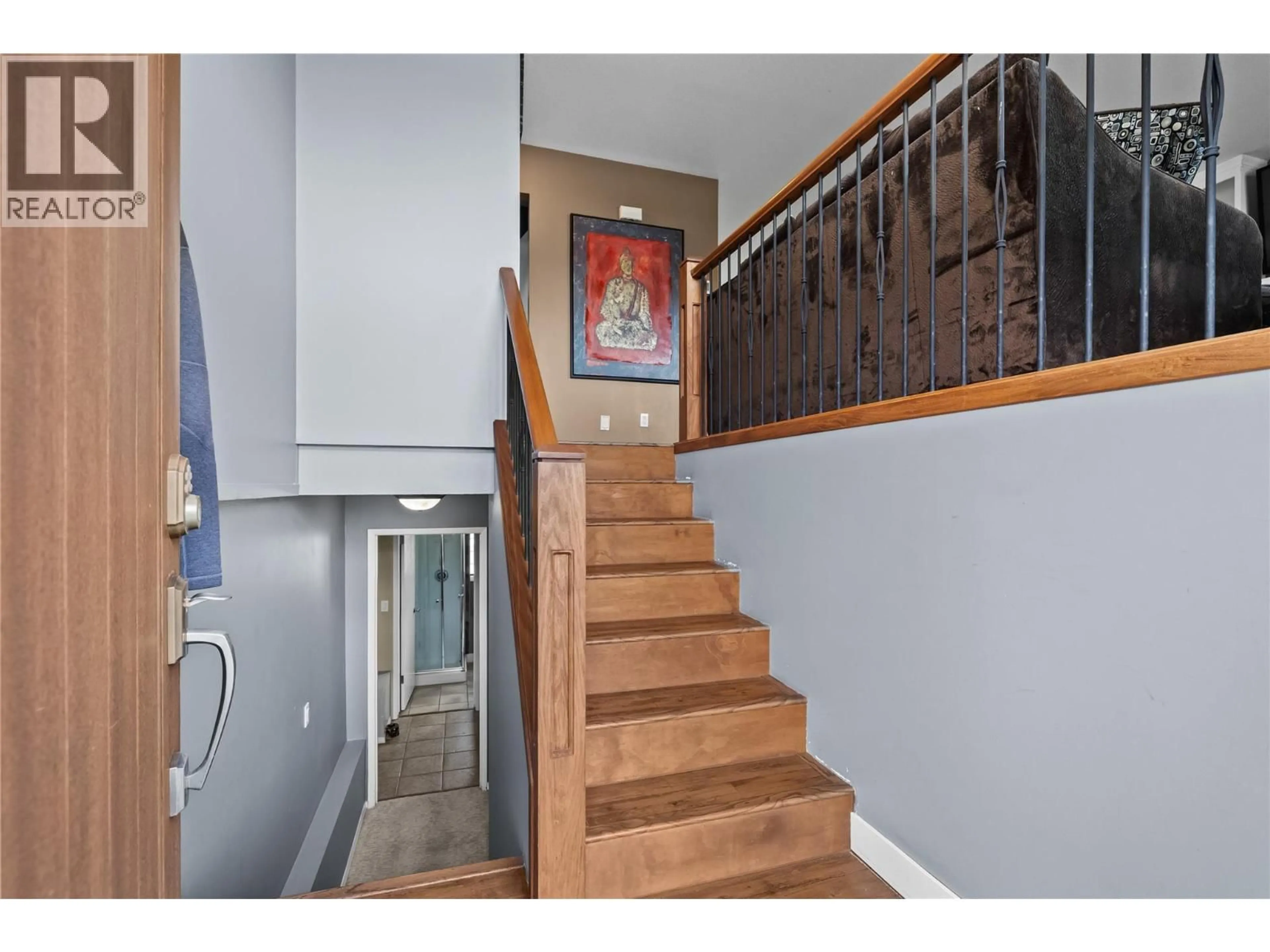 Indoor foyer for 909 GRENFELL COURT, Kelowna British Columbia V1Y8C5