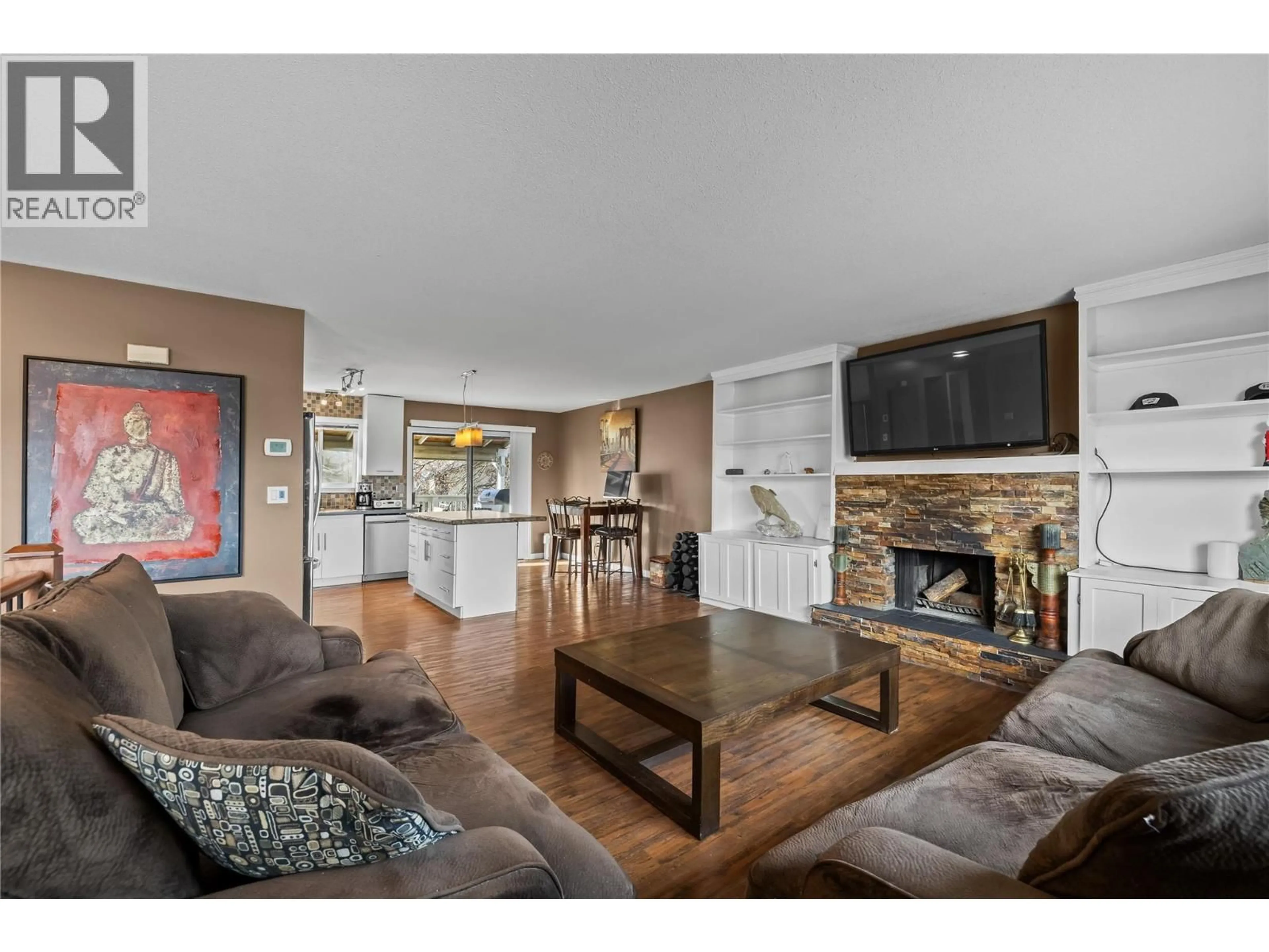 Living room with furniture, wood/laminate floor for 909 GRENFELL COURT, Kelowna British Columbia V1Y8C5