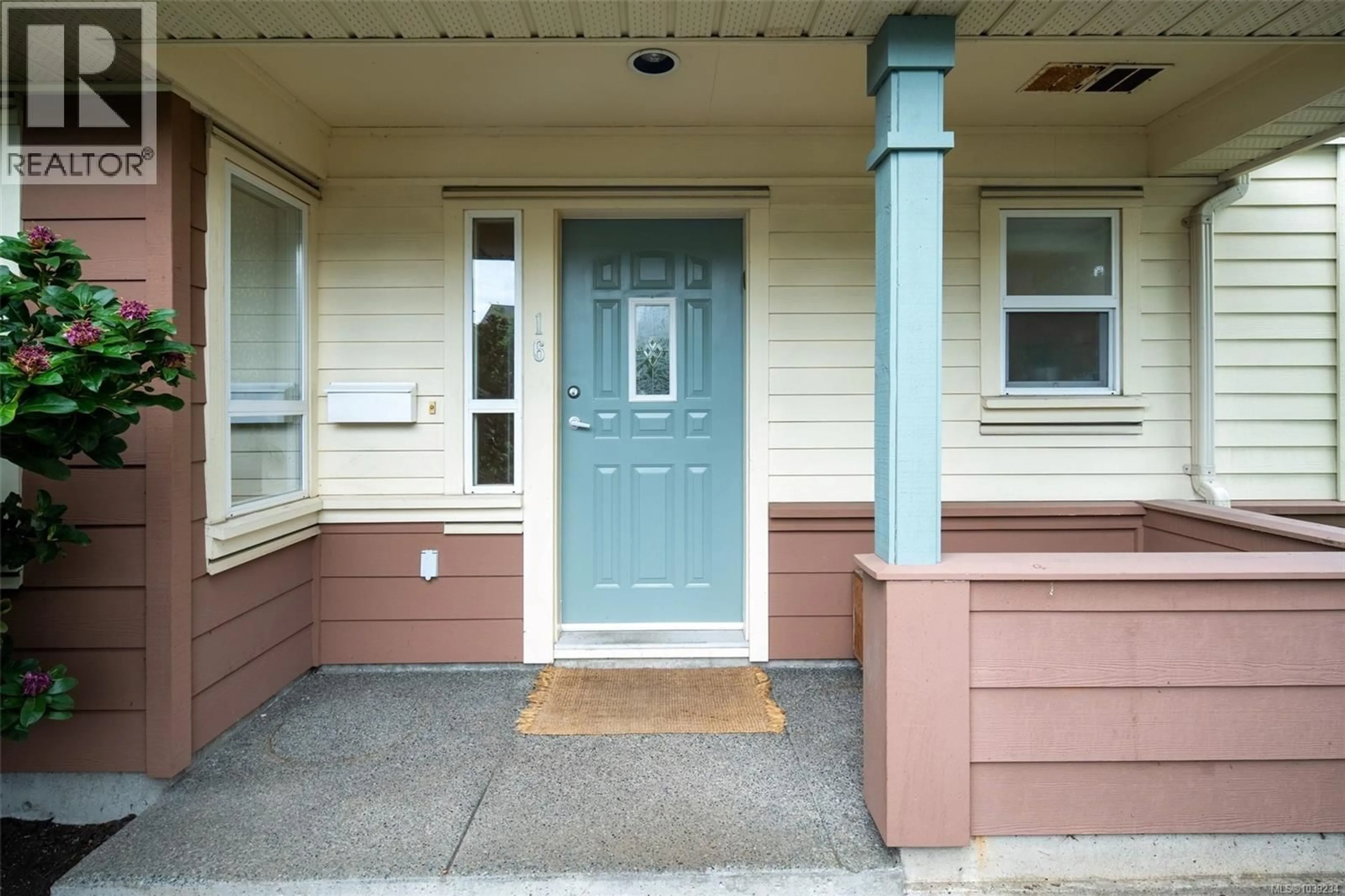 Indoor entryway for 16 - 1019 NORTH PARK STREET, Victoria British Columbia V8T5L4