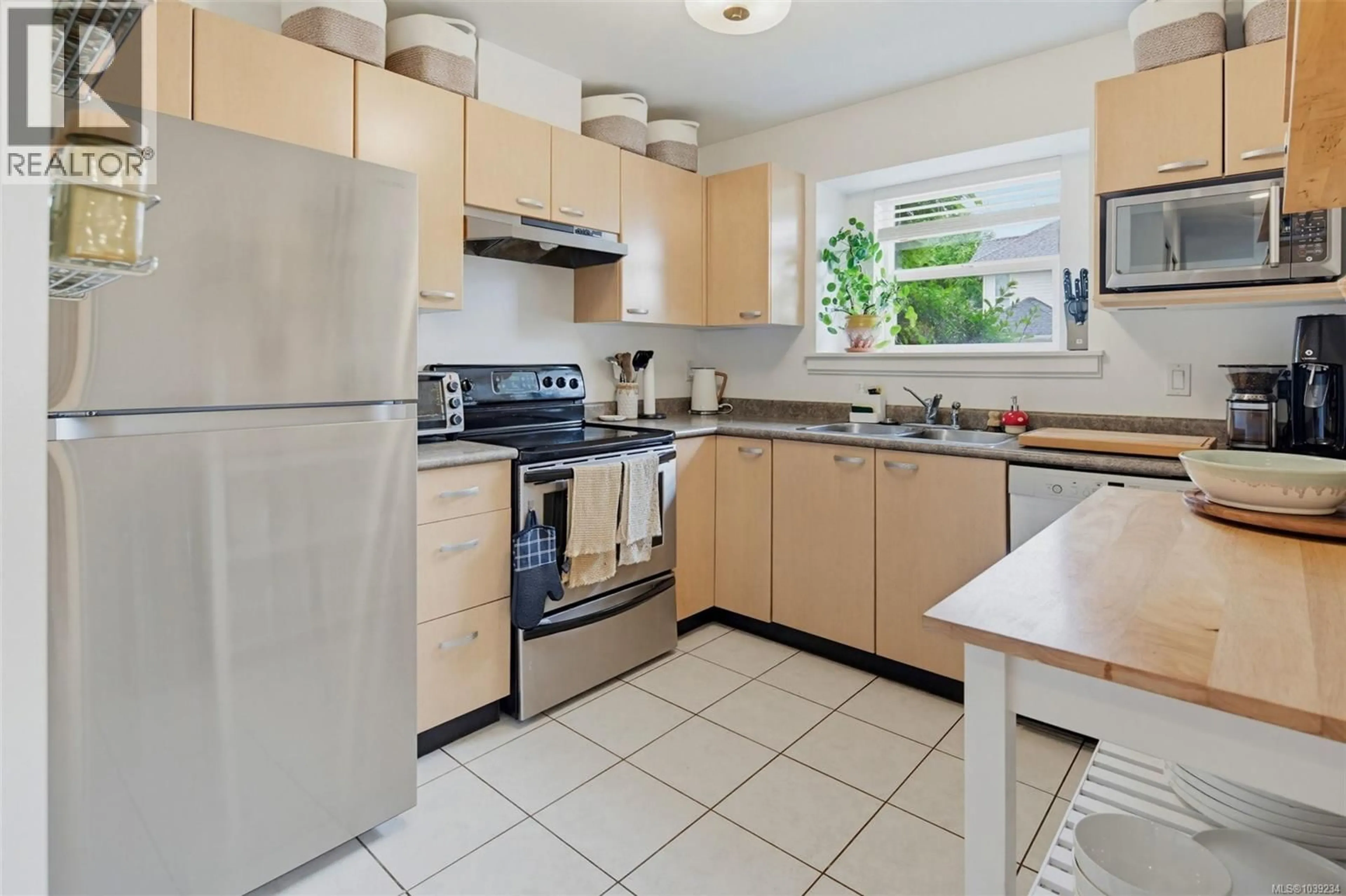 Standard kitchen, ceramic/tile floor for 16 - 1019 NORTH PARK STREET, Victoria British Columbia V8T5L4