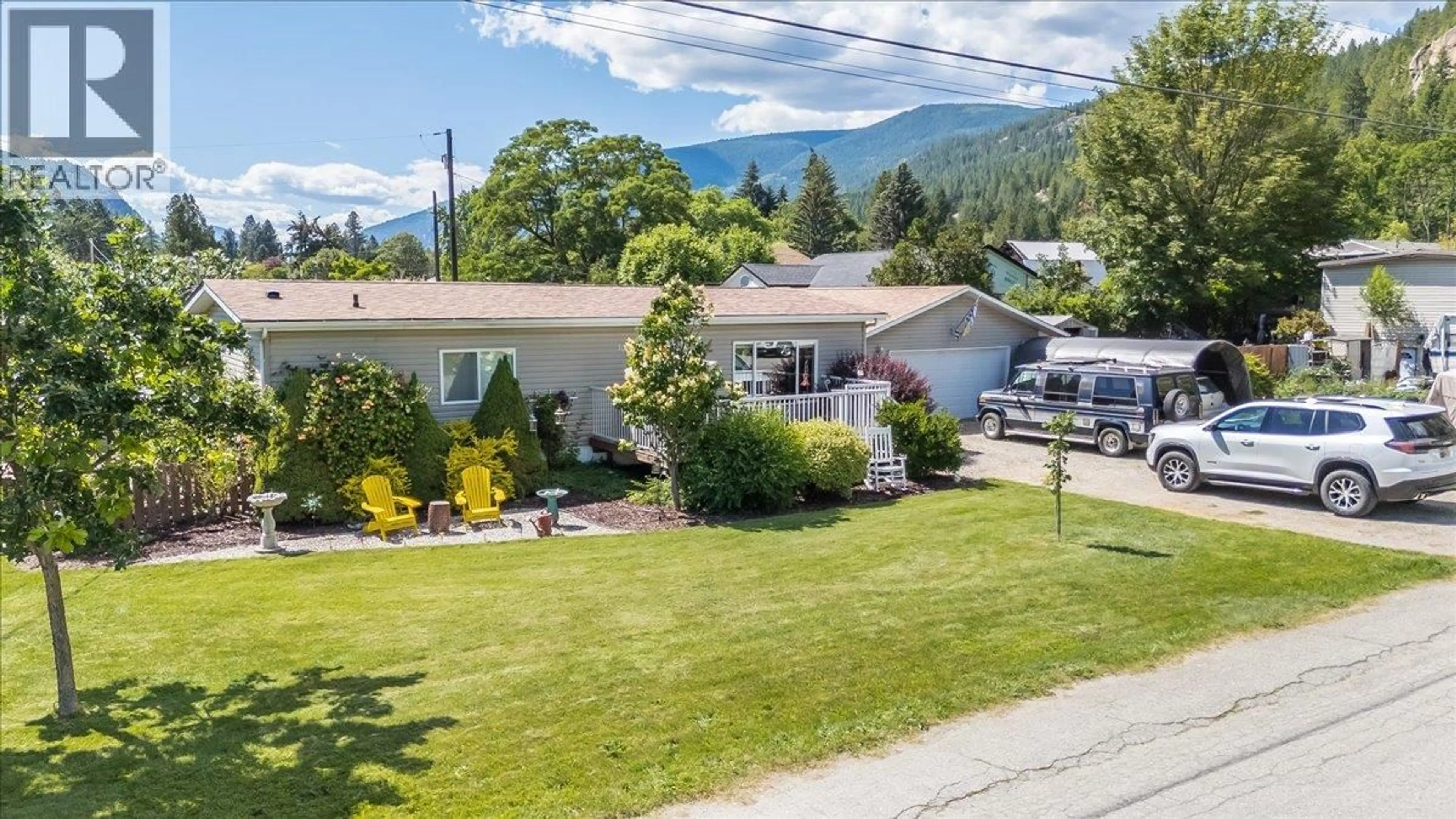 A pic from outside/outdoor area/front of a property/back of a property/a pic from drone, mountain view for 1026 HORCOFF ROAD, Robson British Columbia V1N4V1
