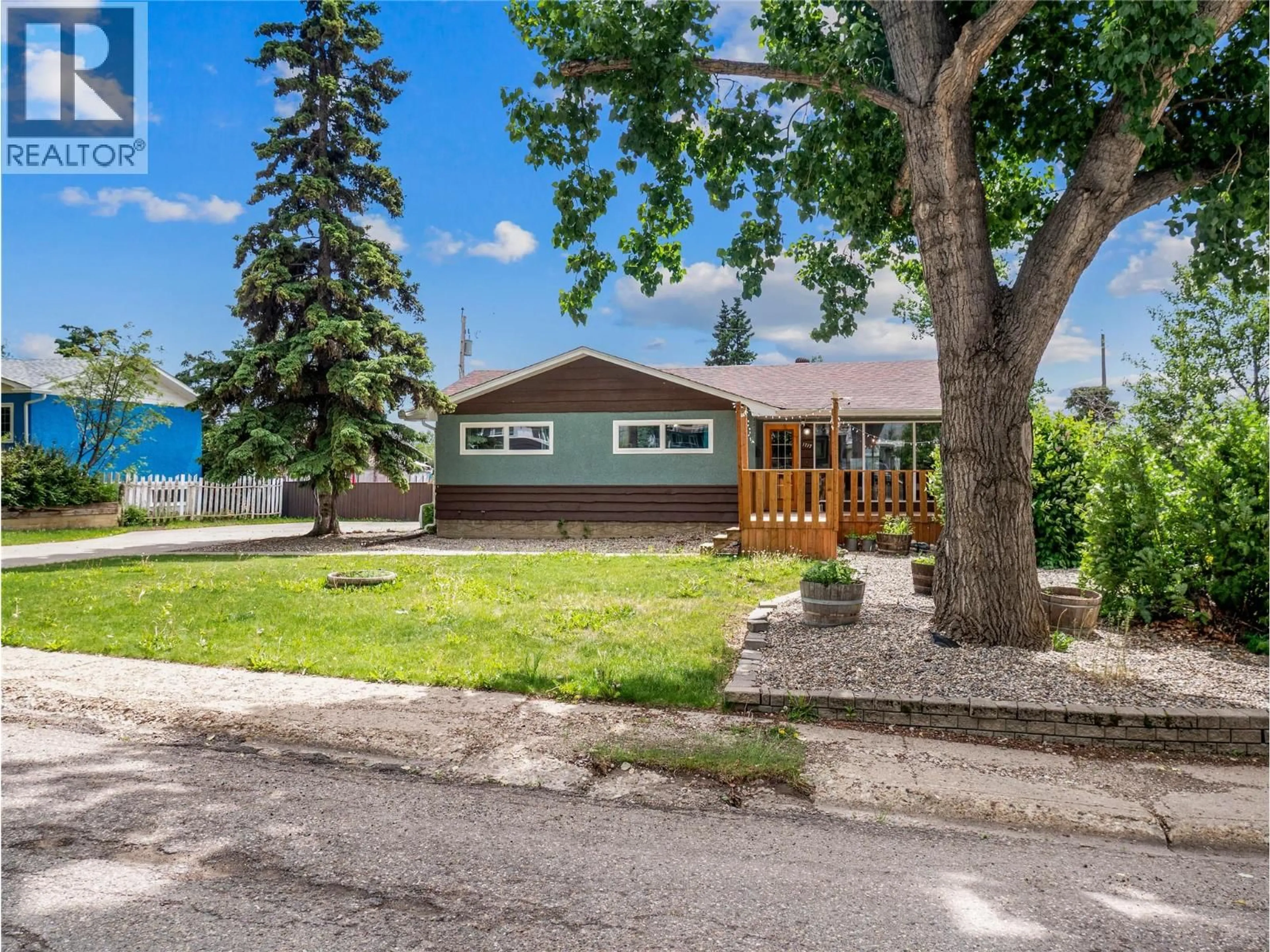 Home with vinyl exterior material, street for 1717 90 AVENUE, Dawson Creek British Columbia V1G1A5