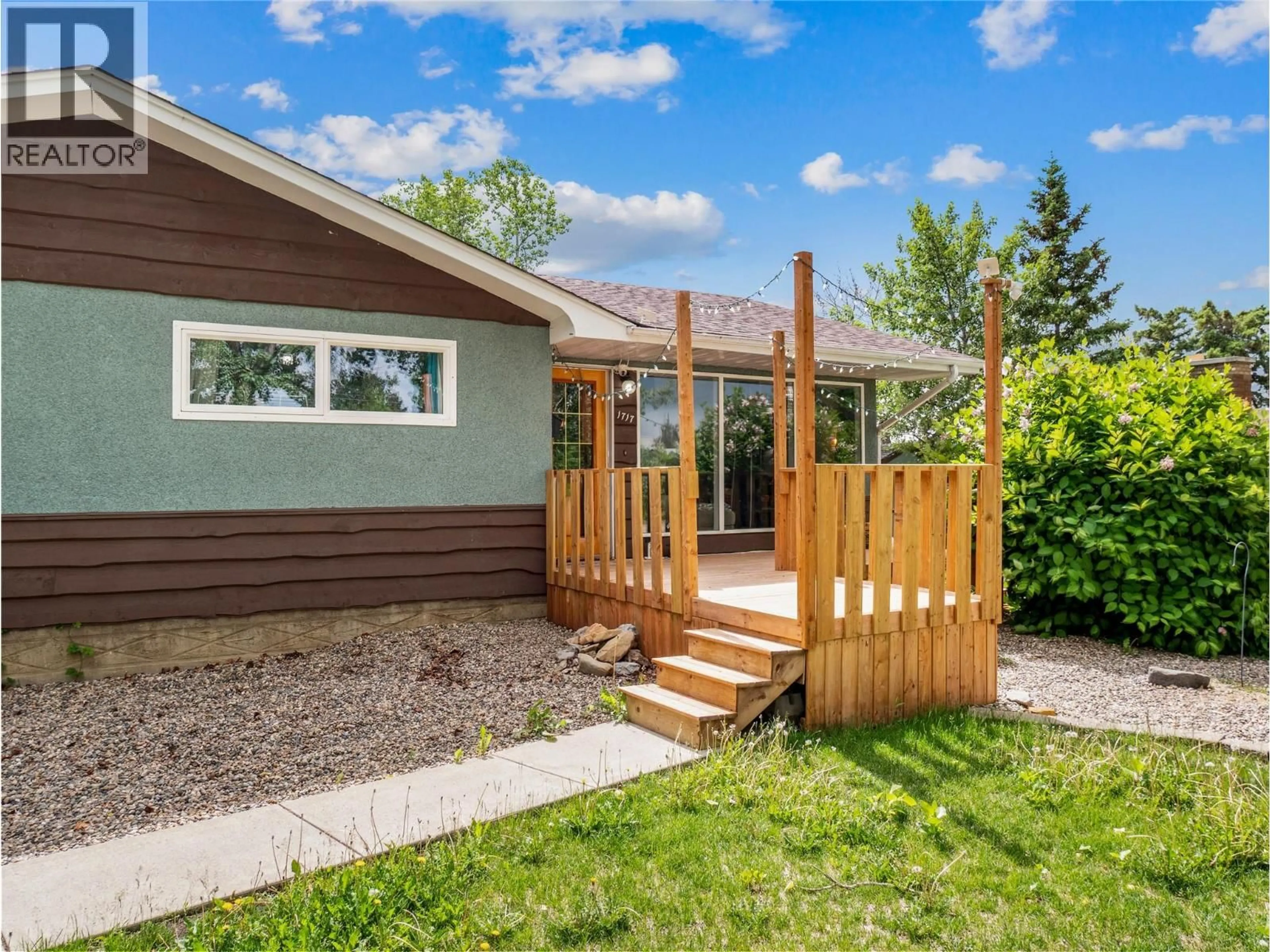 Home with vinyl exterior material, street for 1717 90 AVENUE, Dawson Creek British Columbia V1G1A5