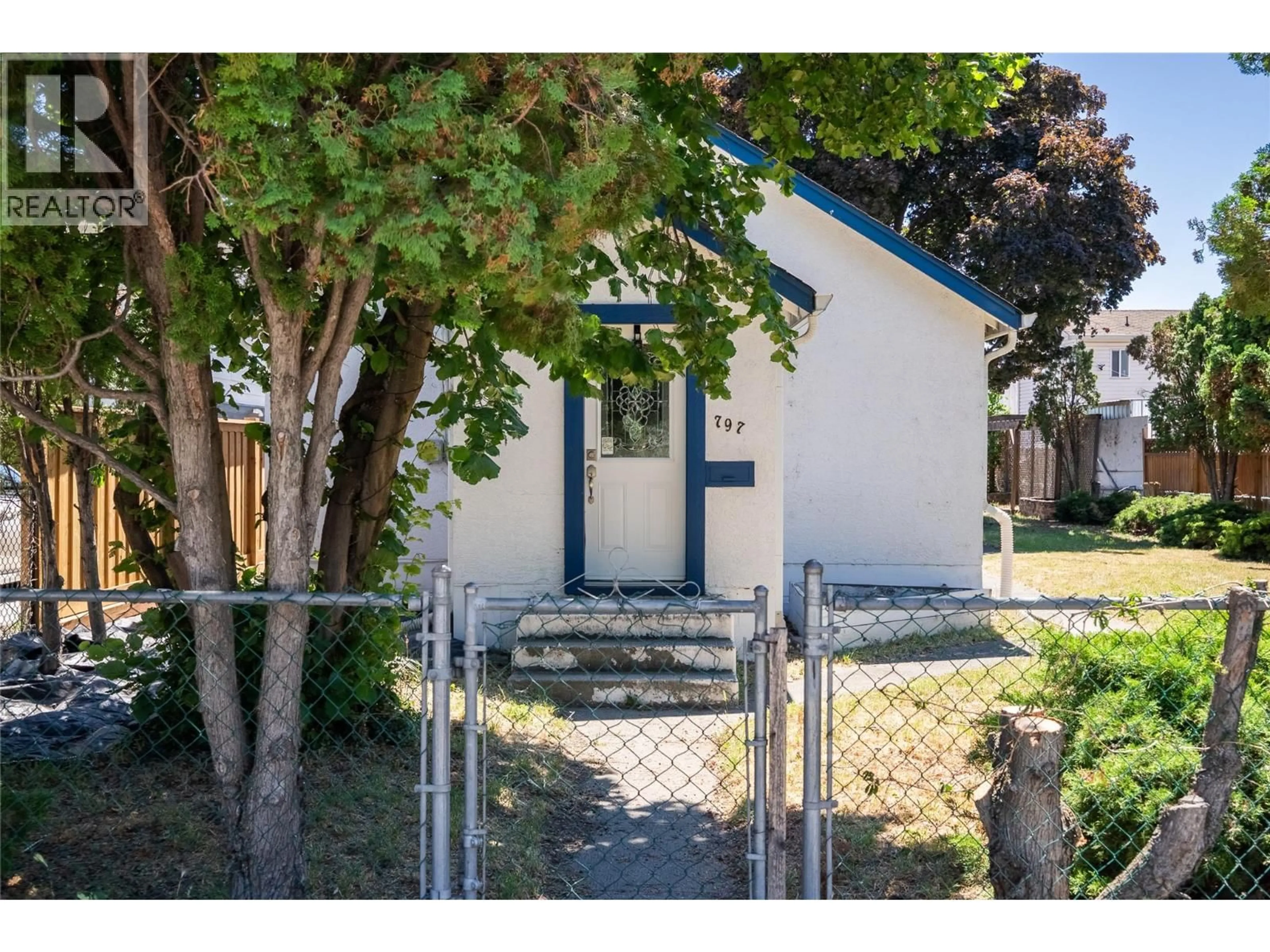 A pic from outside/outdoor area/front of a property/back of a property/a pic from drone, street for 797 BAY AVENUE, Kelowna British Columbia V1Y7K2