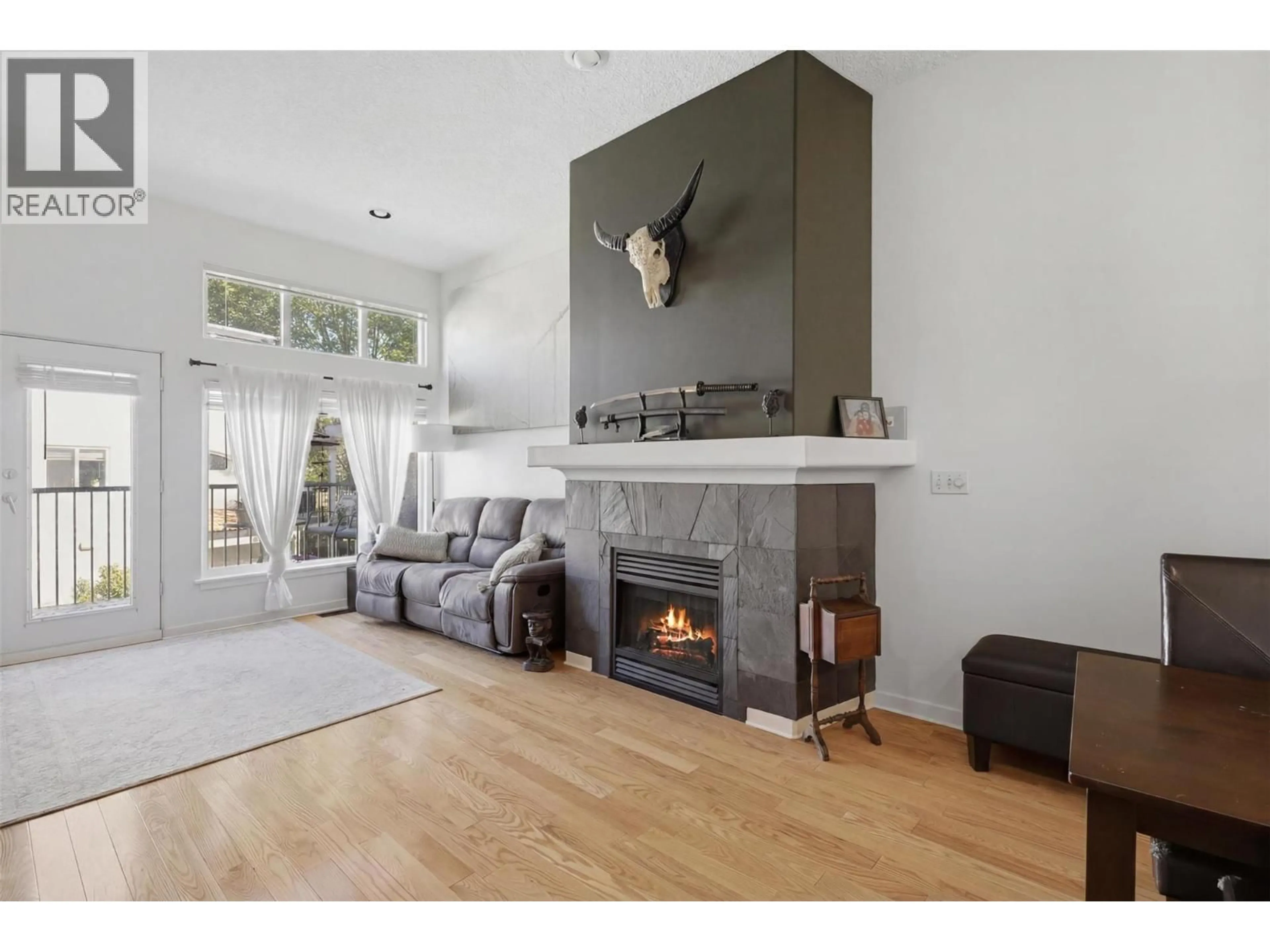 Living room with furniture, wood/laminate floor for 25 - 411 ABERDEEN DRIVE DRIVE, Kamloops British Columbia V1S1X2