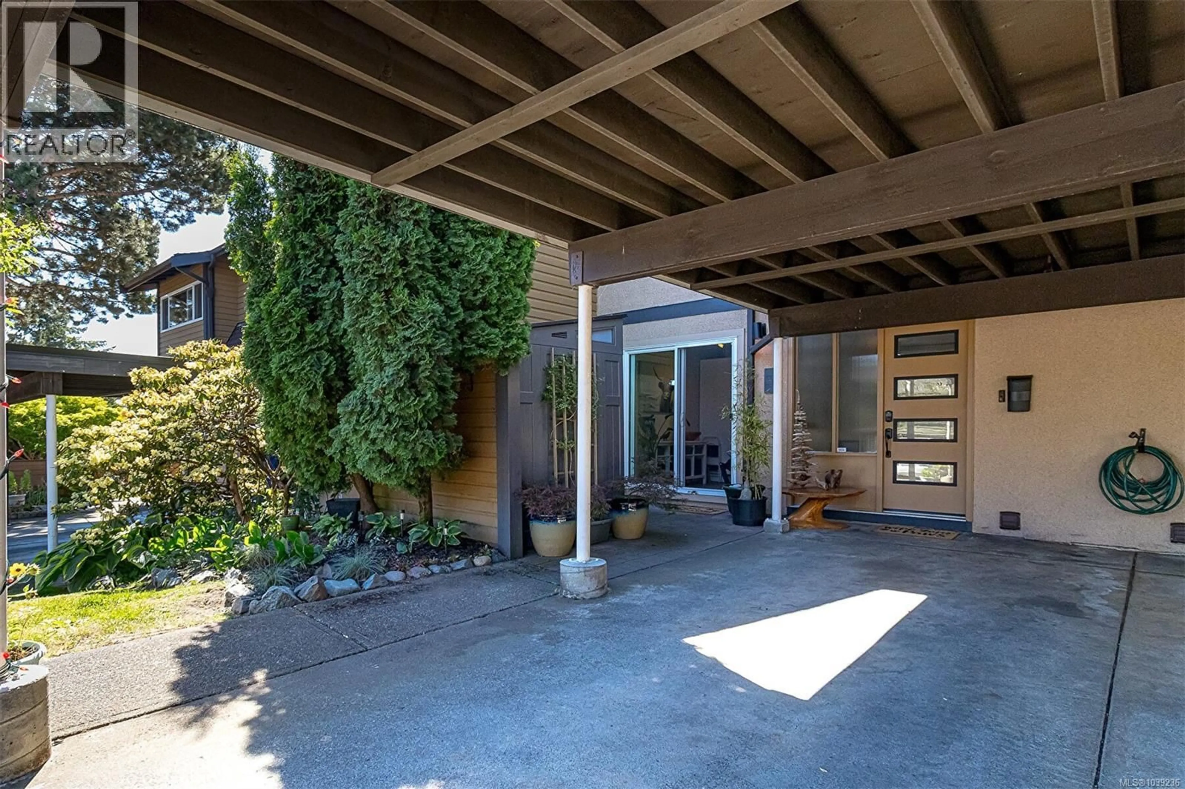 Indoor entryway for 533 CROSSANDRA CRESCENT, Saanich British Columbia V8Z6G4
