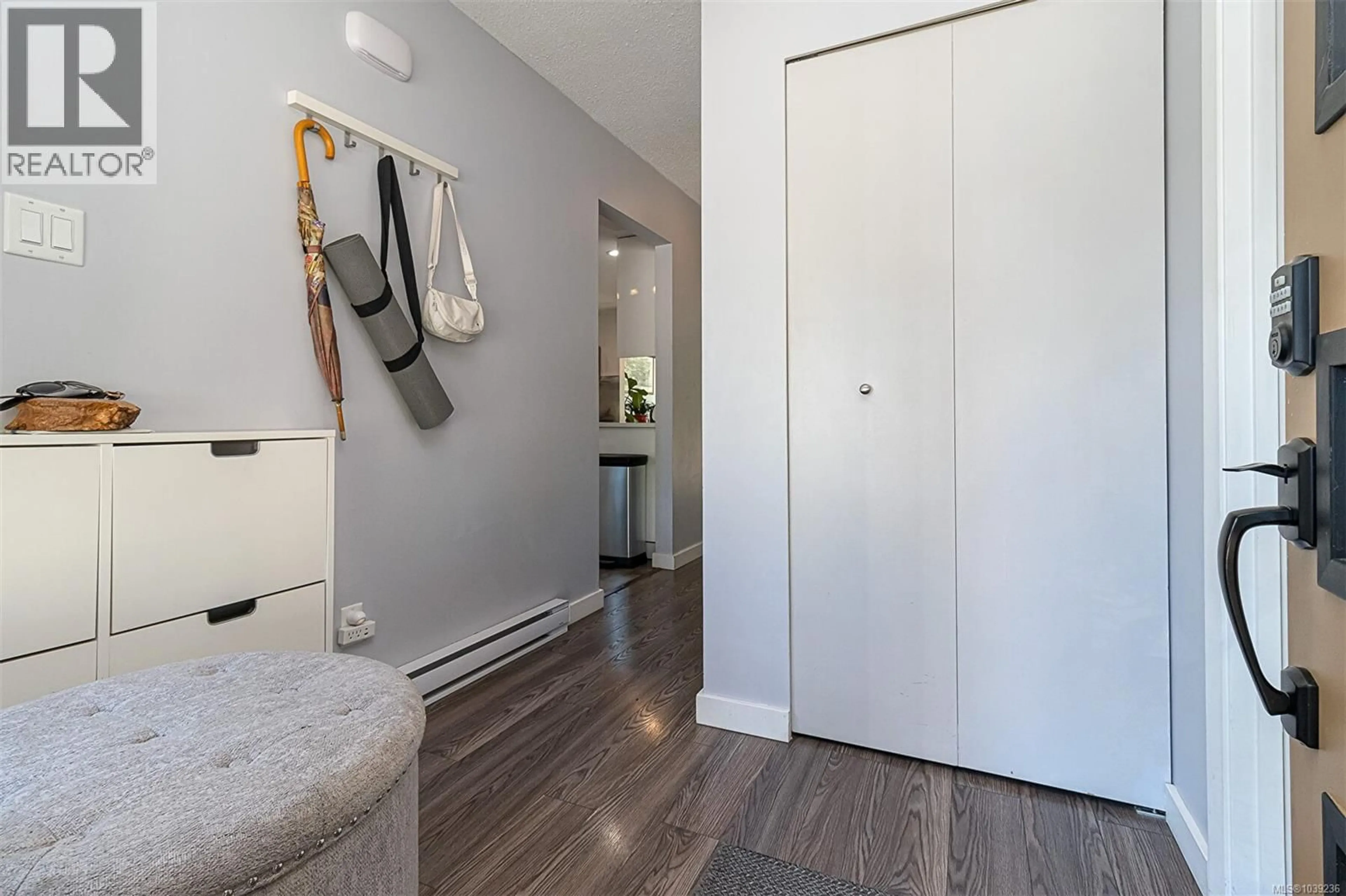 Indoor entryway for 533 CROSSANDRA CRESCENT, Saanich British Columbia V8Z6G4