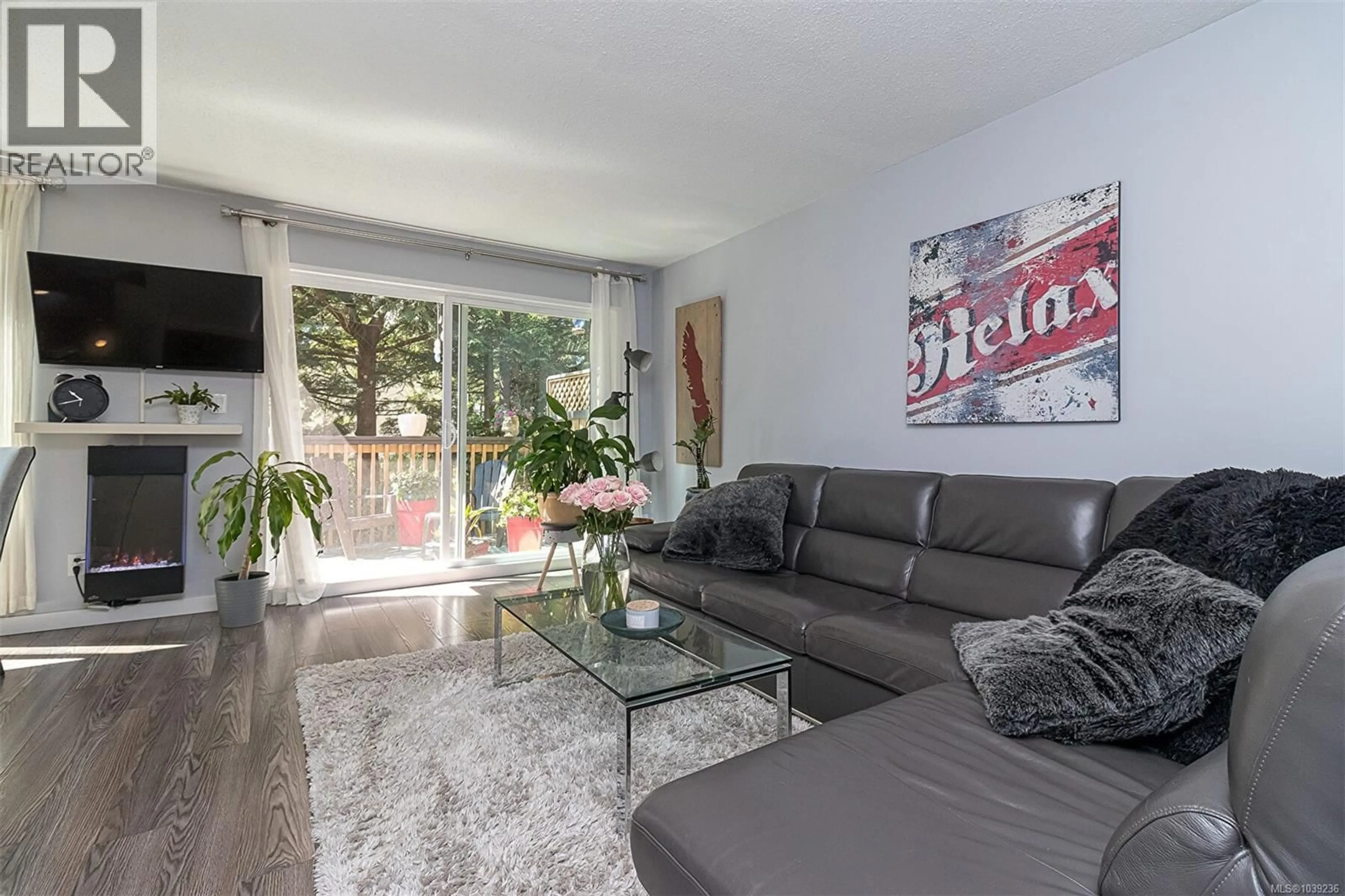 Living room with furniture, unknown for 533 CROSSANDRA CRESCENT, Saanich British Columbia V8Z6G4