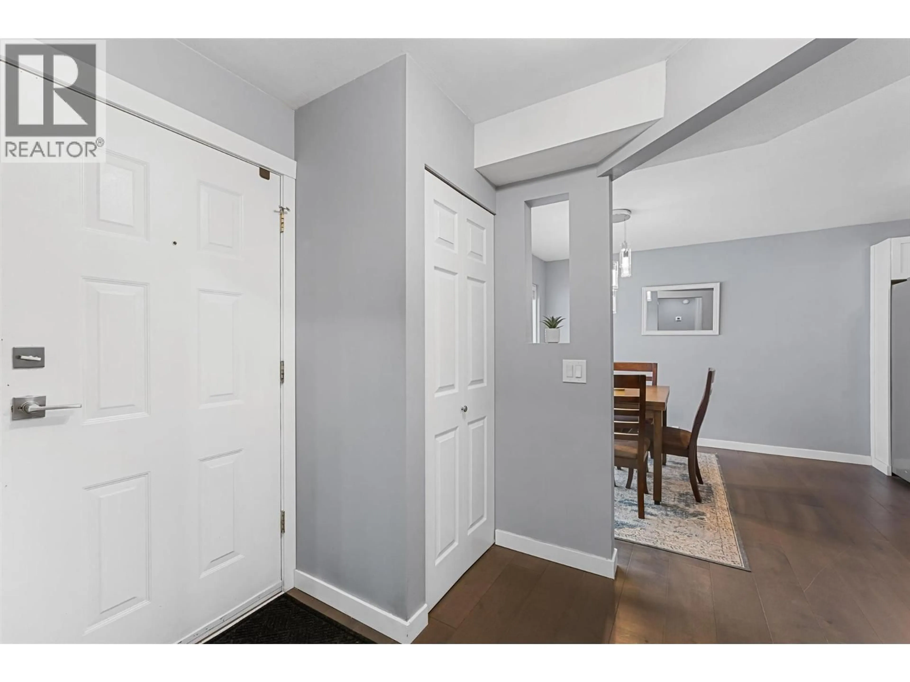 Indoor entryway for 482 SNOWSELL STREET NORTH, Kelowna British Columbia V1V2C7