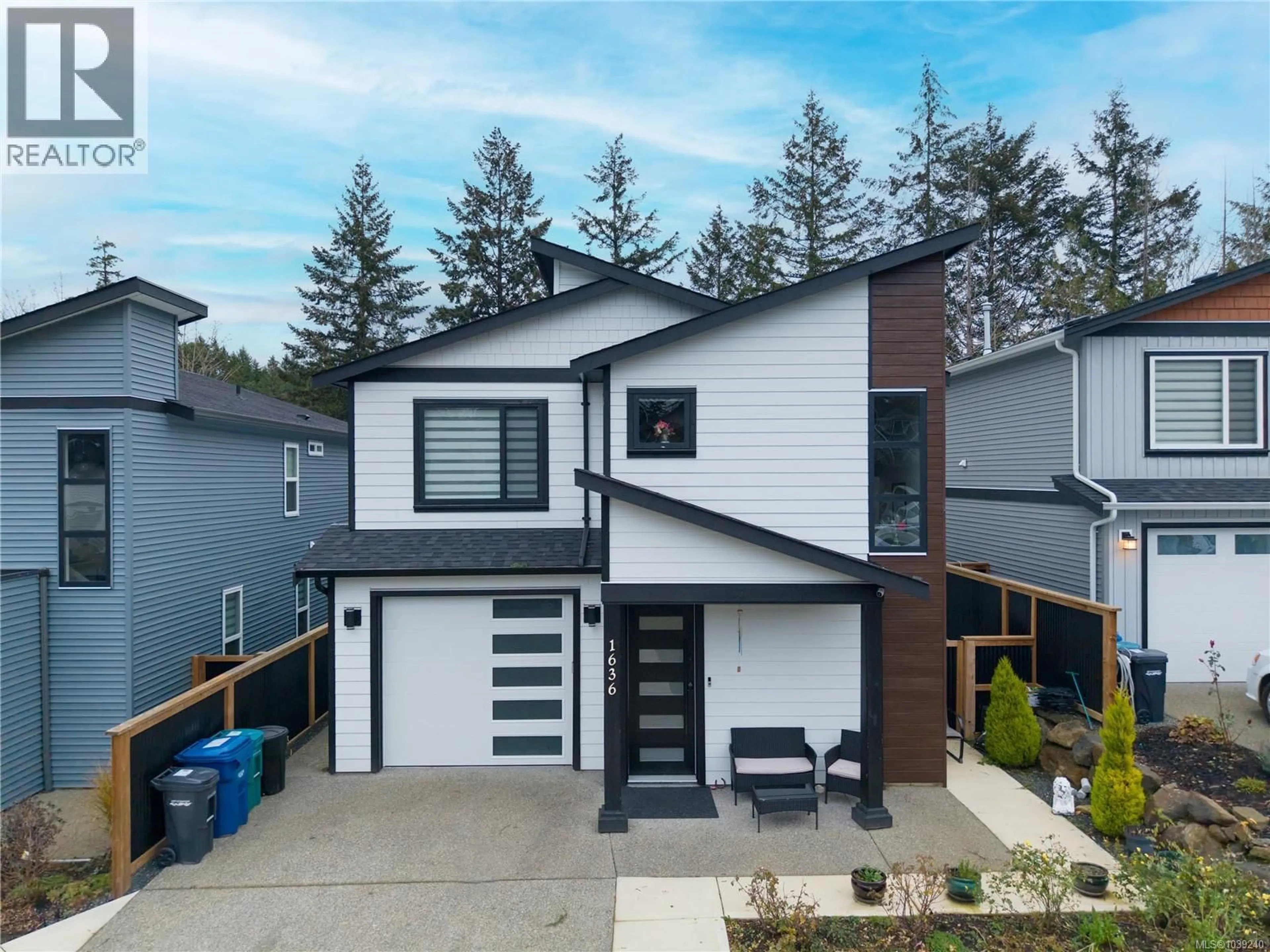 Home with vinyl exterior material, street for 1636 ROBERTA ROAD SOUTH, Nanaimo British Columbia V9X0B6